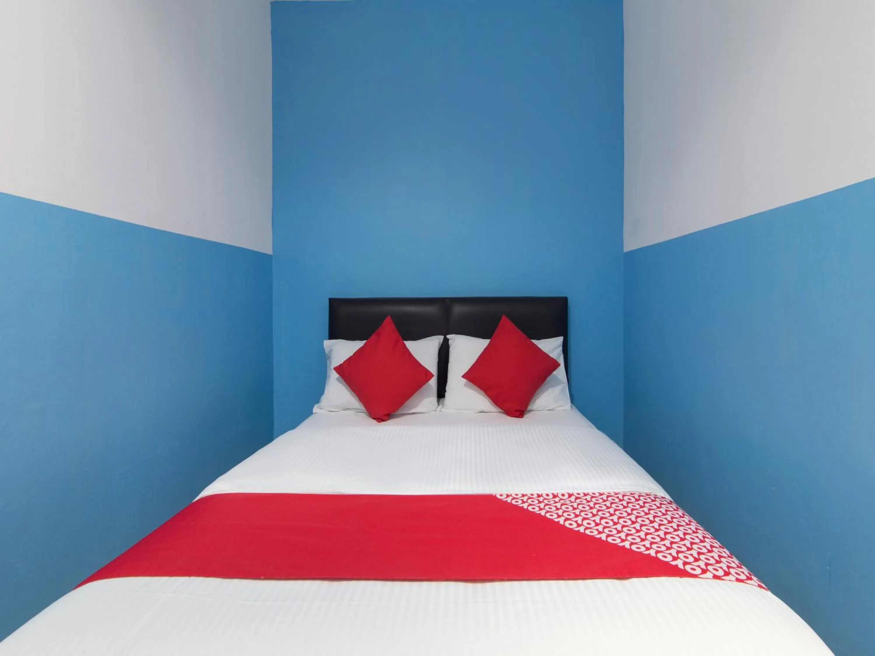 Bedroom in OYO 44072 Mines Cempaka Hotel