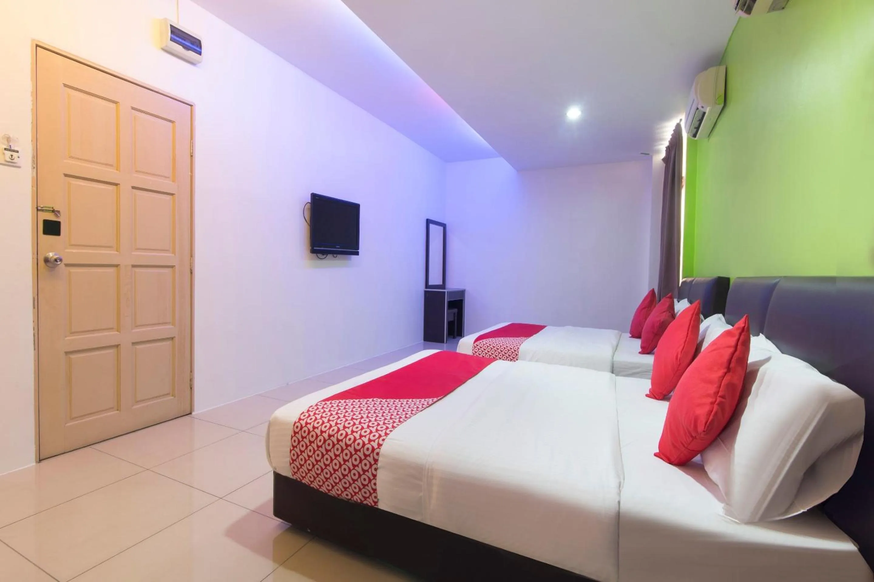 Bedroom in OYO 44072 Mines Cempaka Hotel