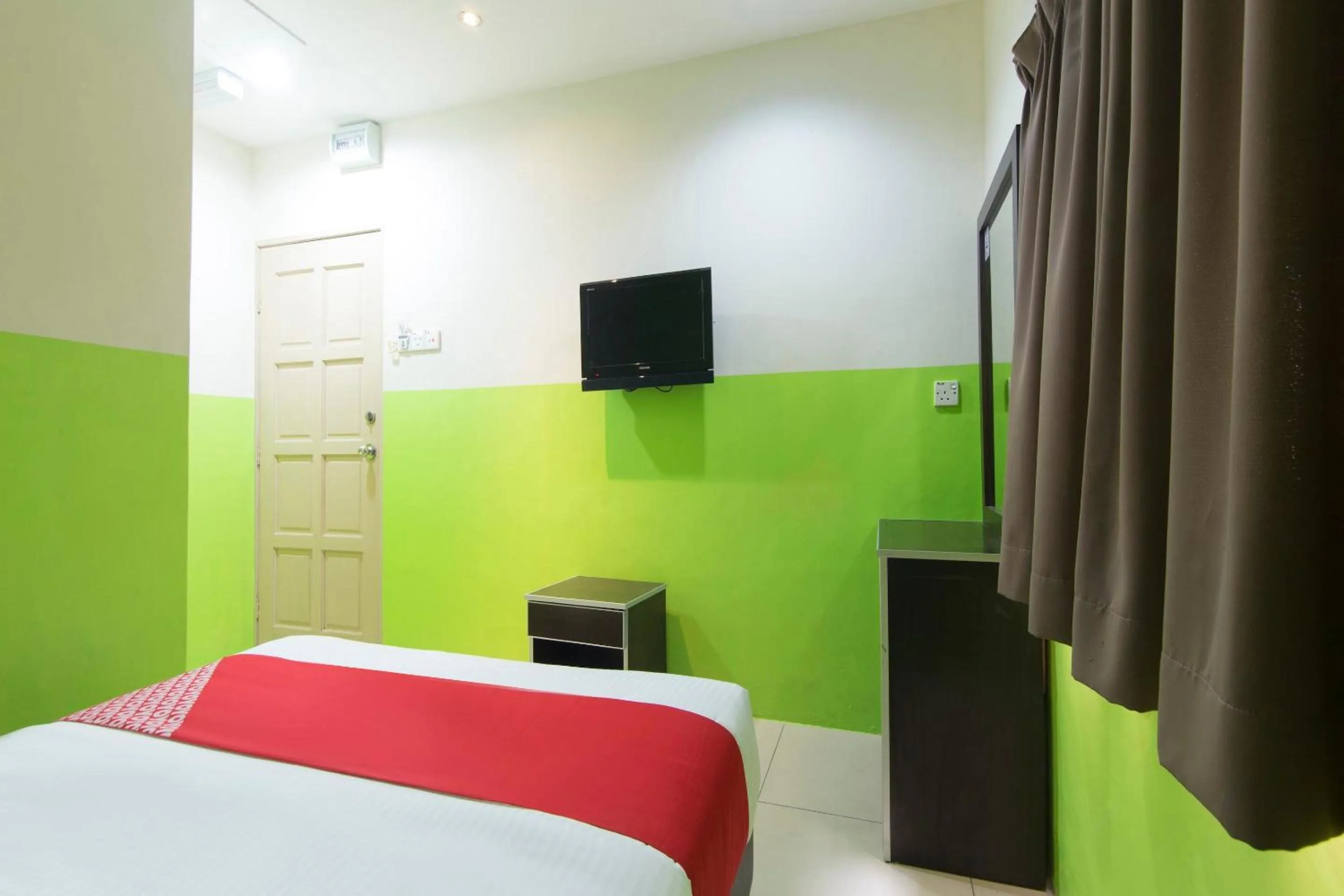 Bedroom in OYO 44072 Mines Cempaka Hotel