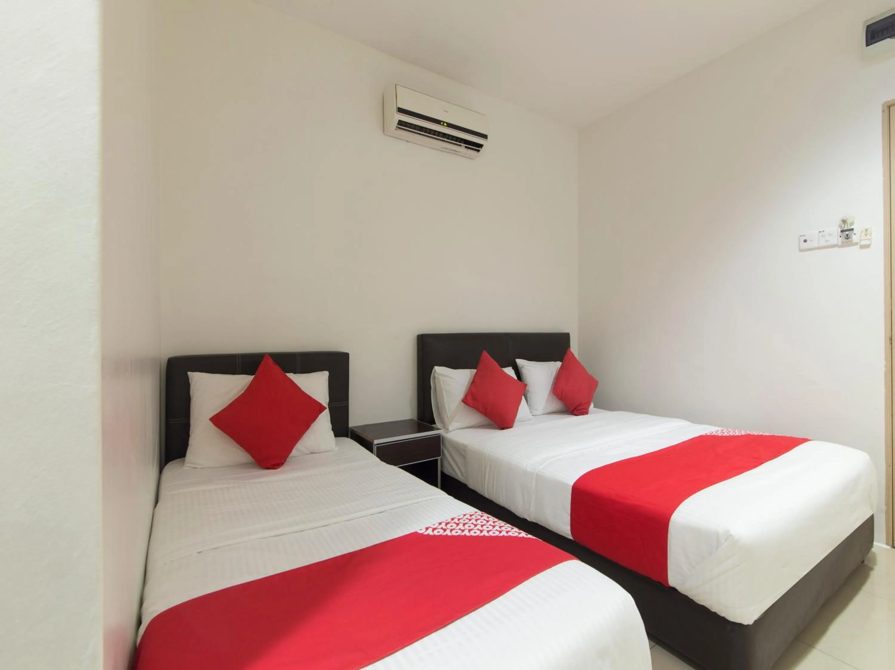 Bedroom in OYO 44072 Mines Cempaka Hotel