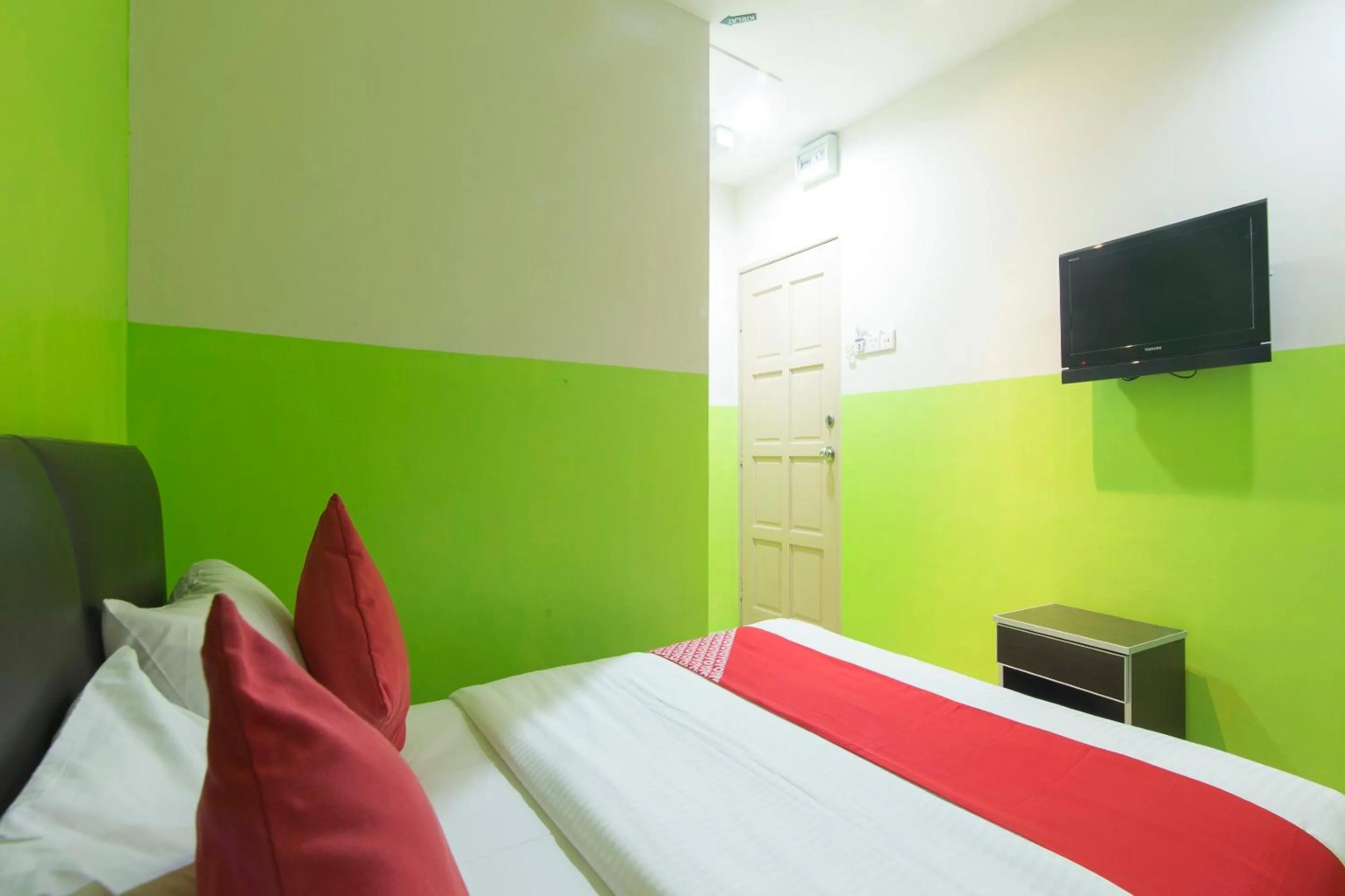 Bedroom in OYO 44072 Mines Cempaka Hotel