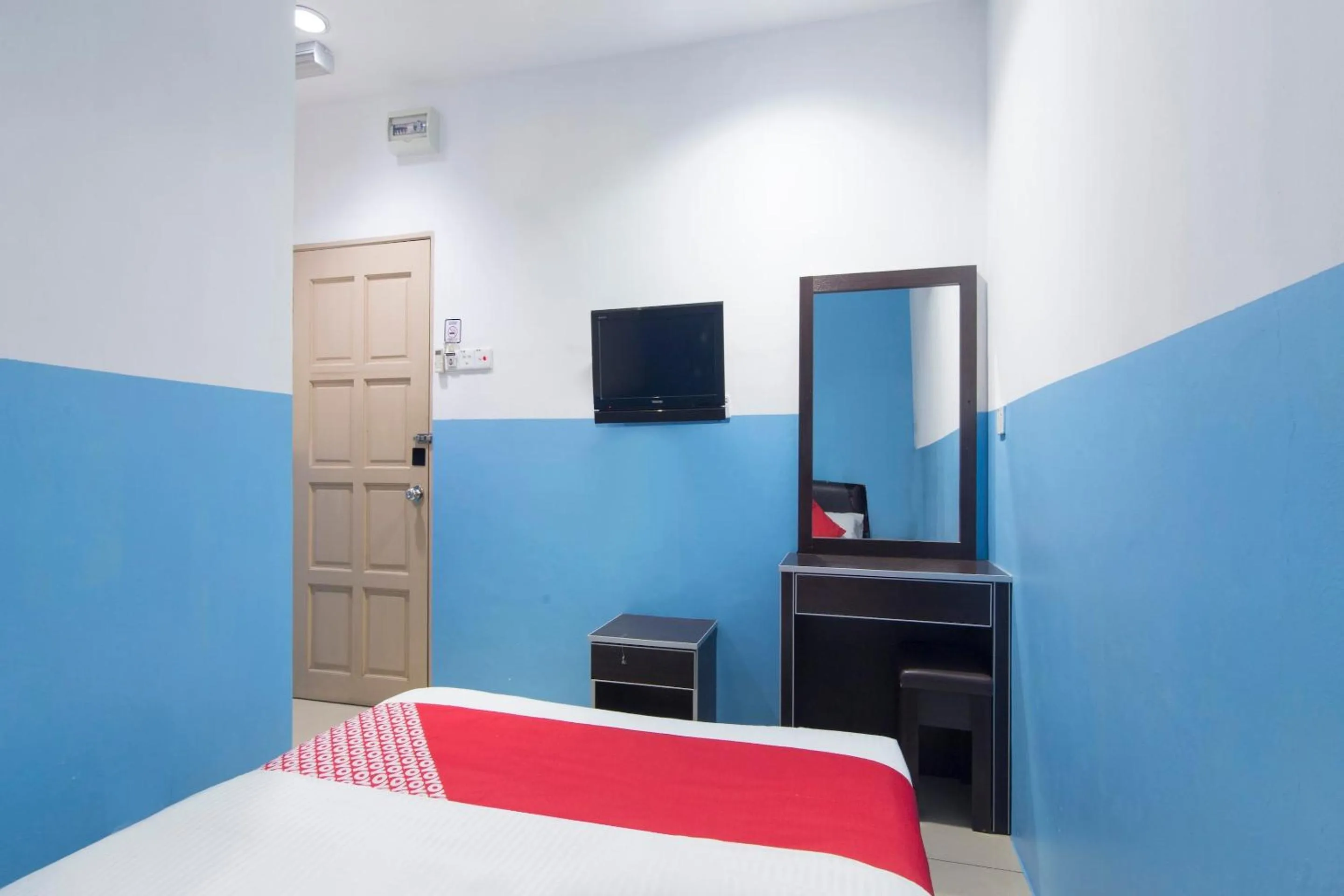 Bedroom in OYO 44072 Mines Cempaka Hotel