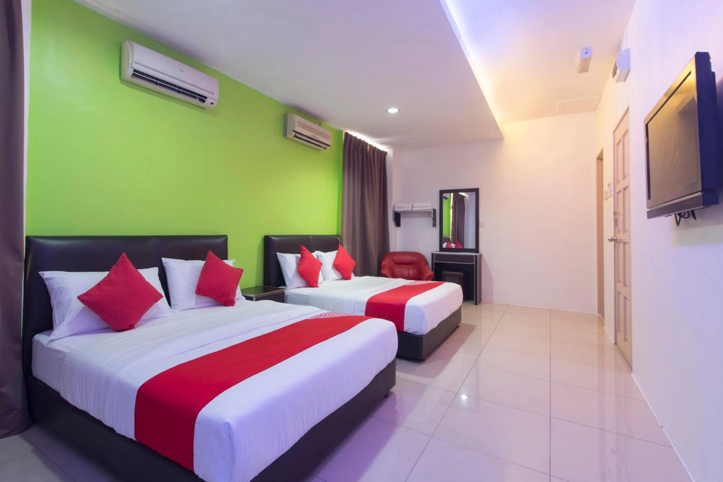 Bedroom in OYO 44072 Mines Cempaka Hotel