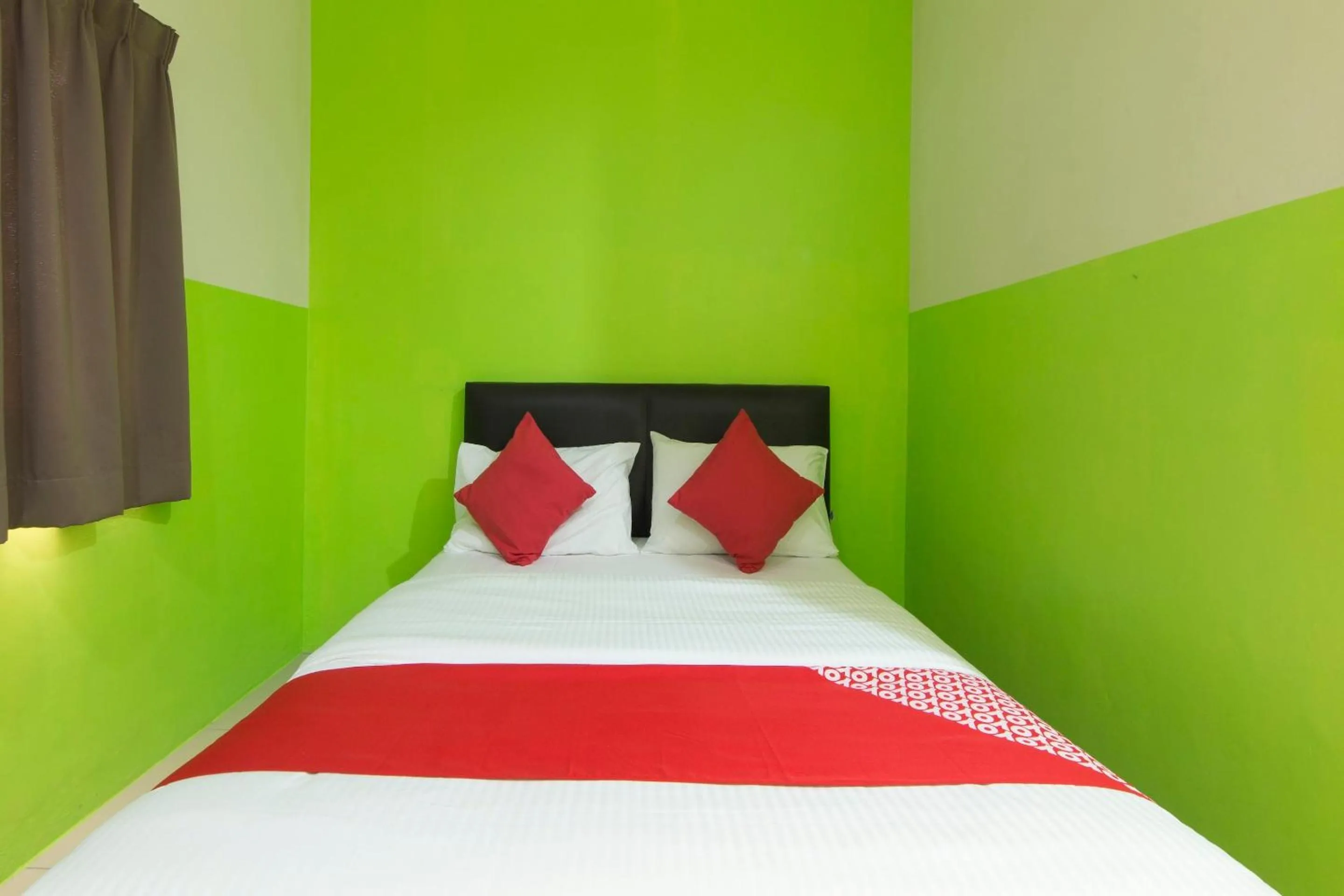 Bedroom in OYO 44072 Mines Cempaka Hotel