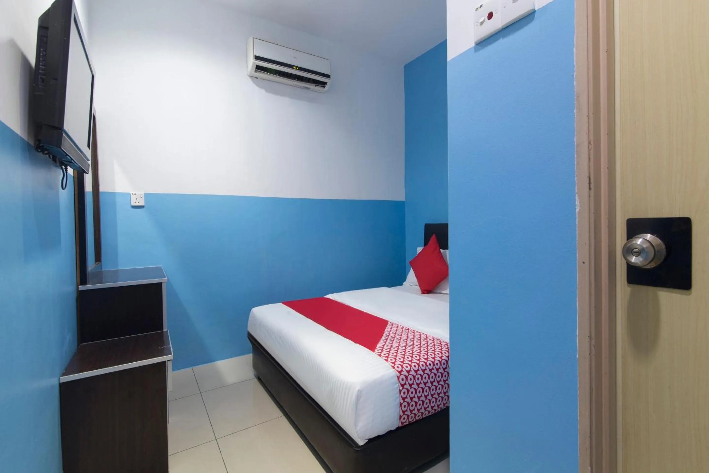 Bedroom in OYO 44072 Mines Cempaka Hotel