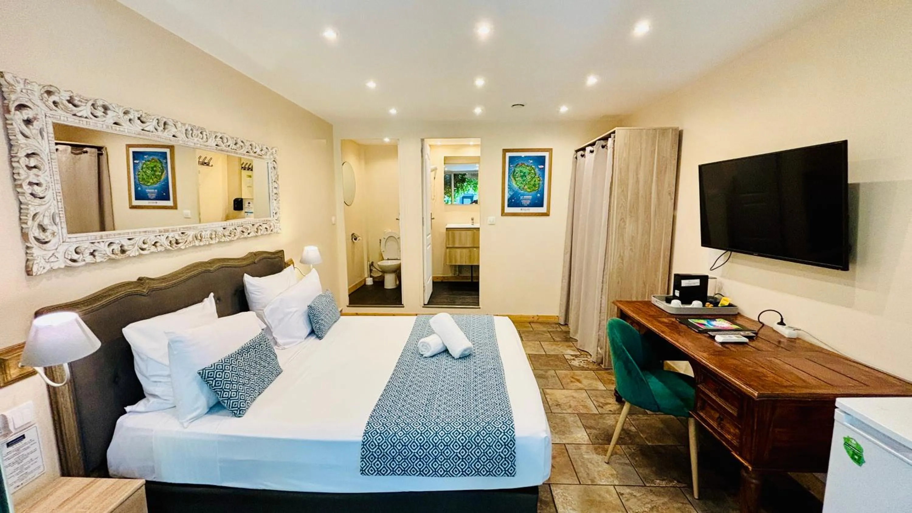 Photo of the whole room, Bed in Hôtel Coco Island