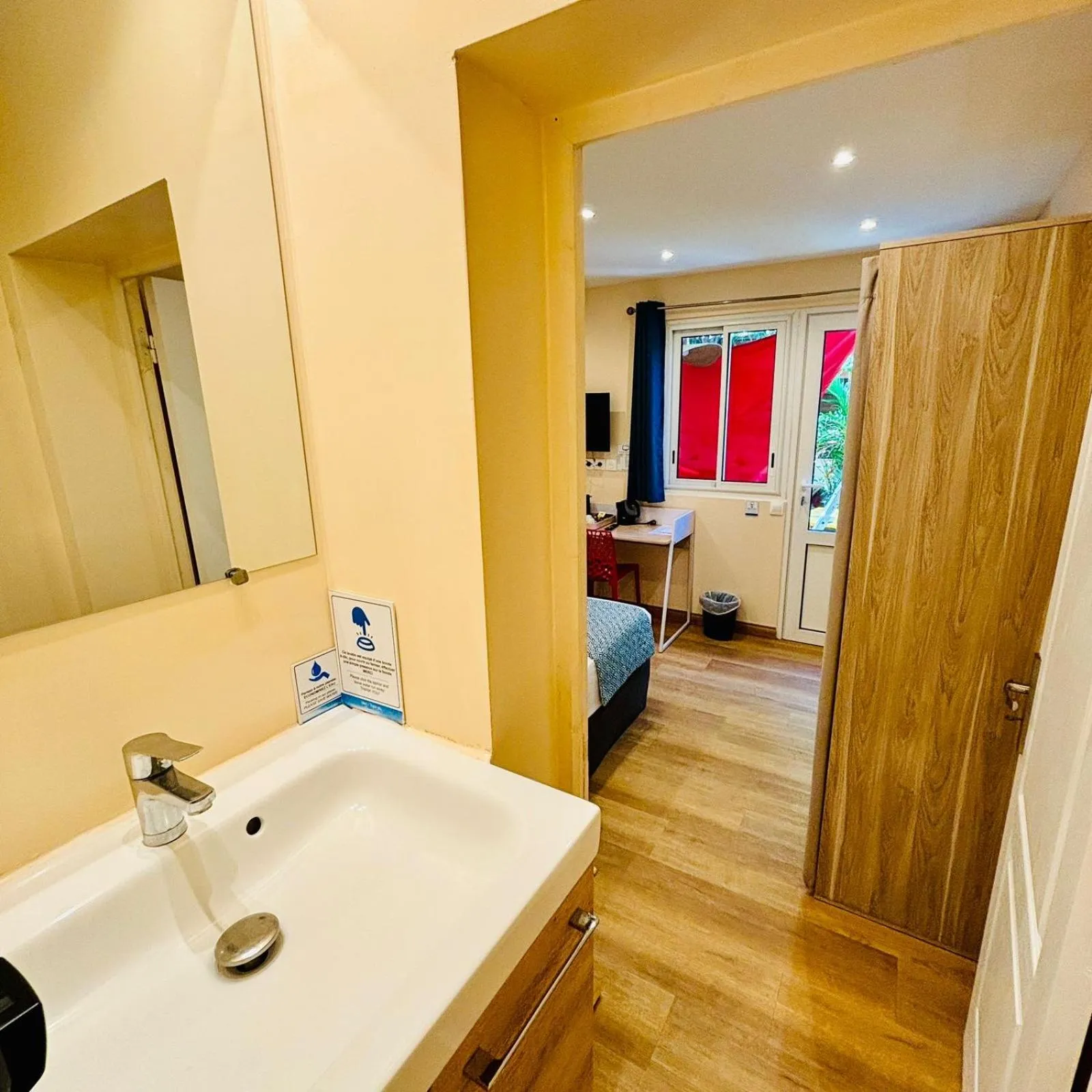 Bathroom, Bed in Hôtel Coco Island