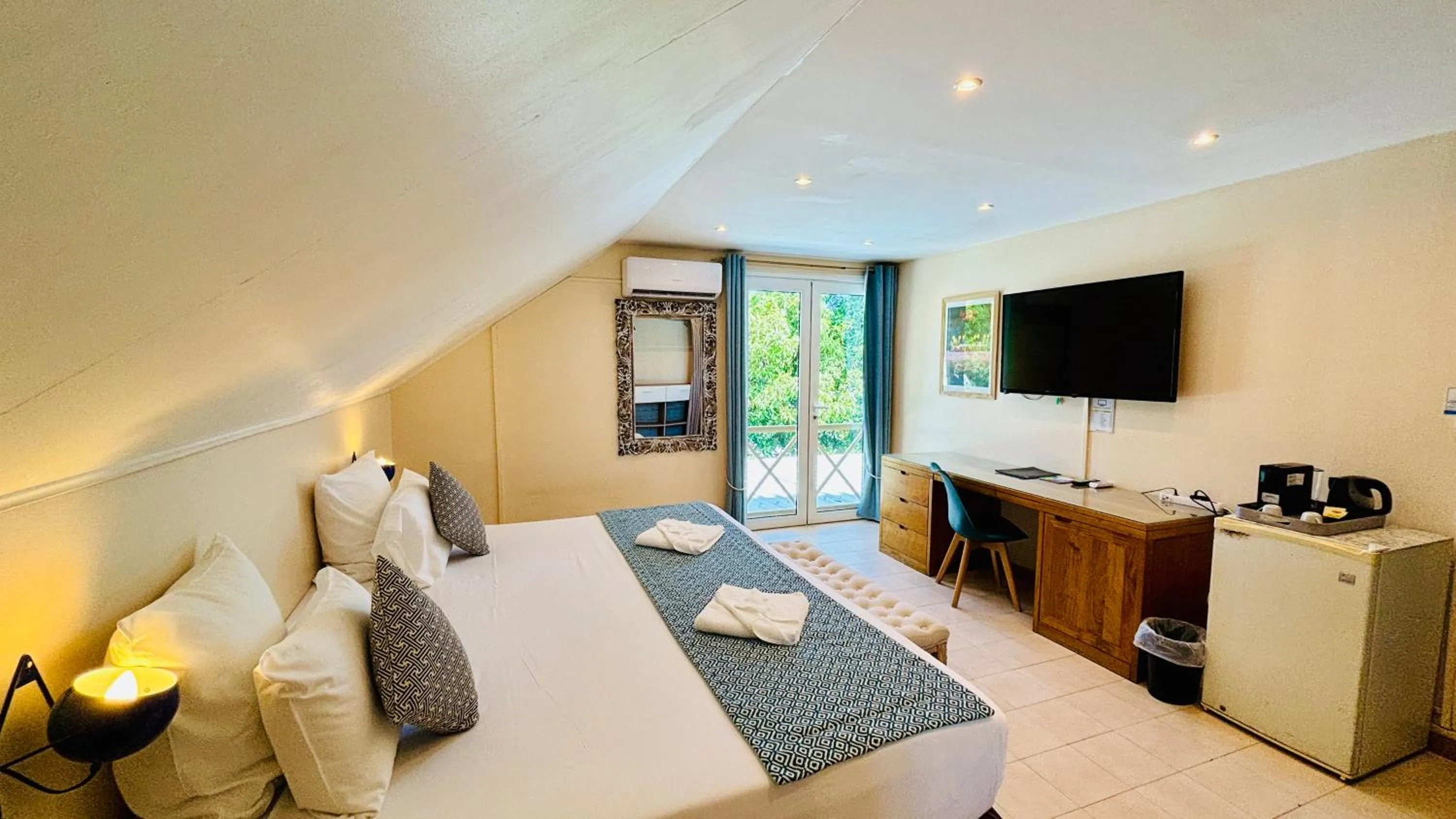 Photo of the whole room, Bed in Hôtel Coco Island