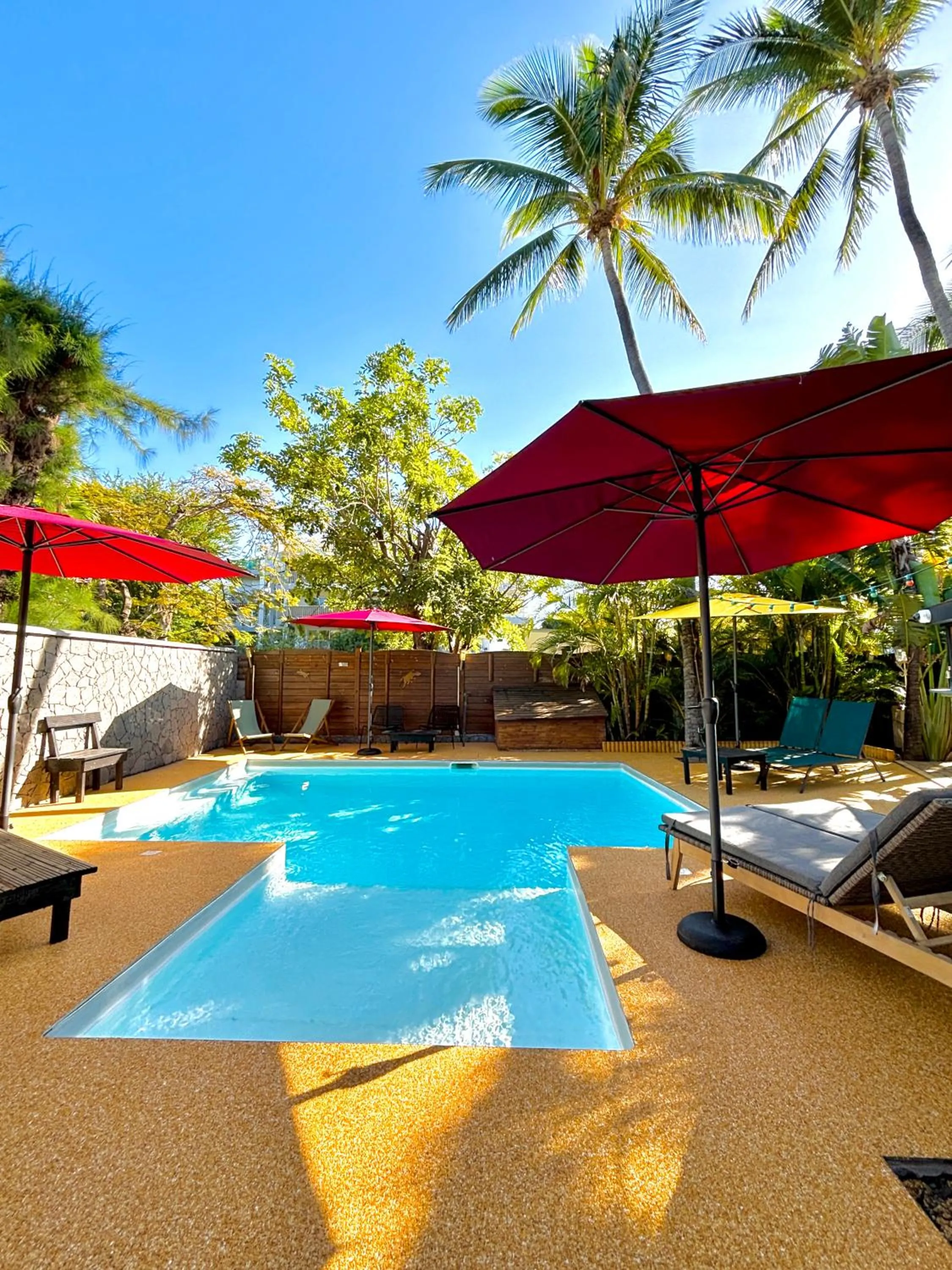 Swimming pool in Hôtel Coco Island