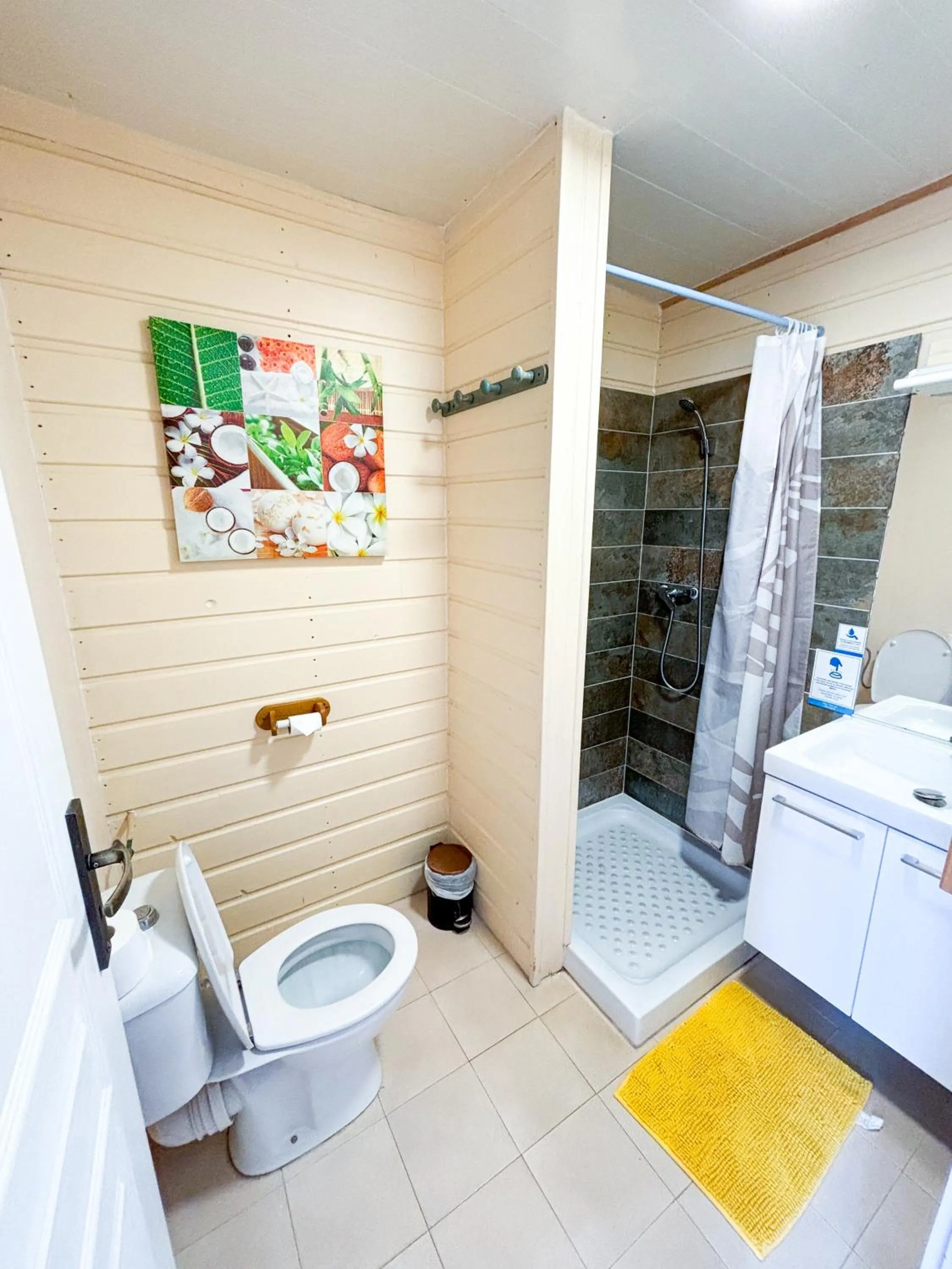 Shower in Hôtel Coco Island