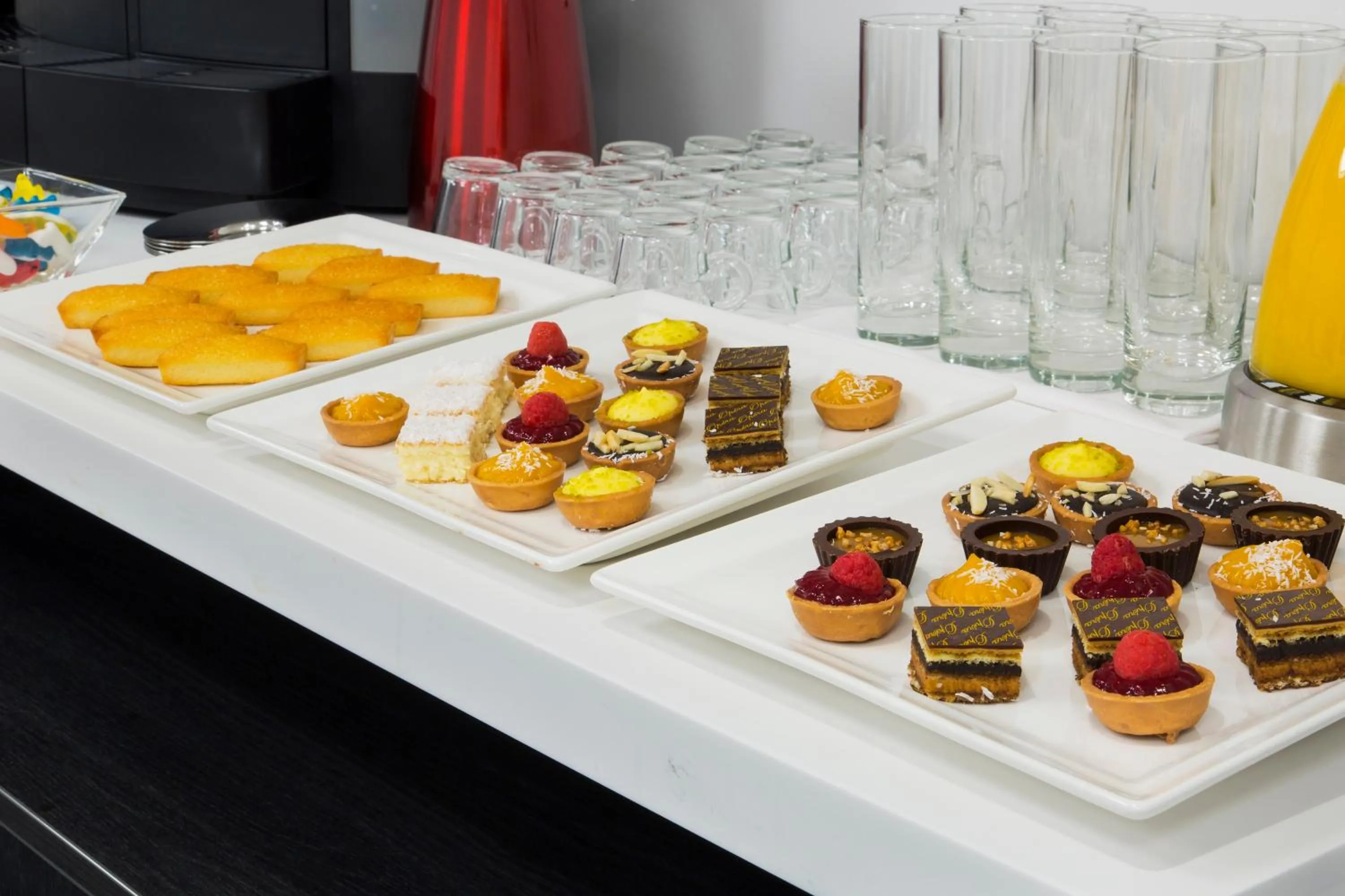 Food and drinks in Simon's Boutique Hôtel