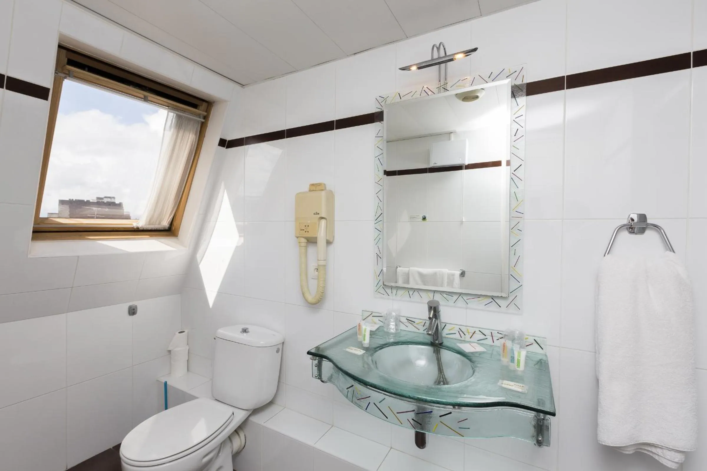 Bathroom in Hotel Viator - Gare de Lyon