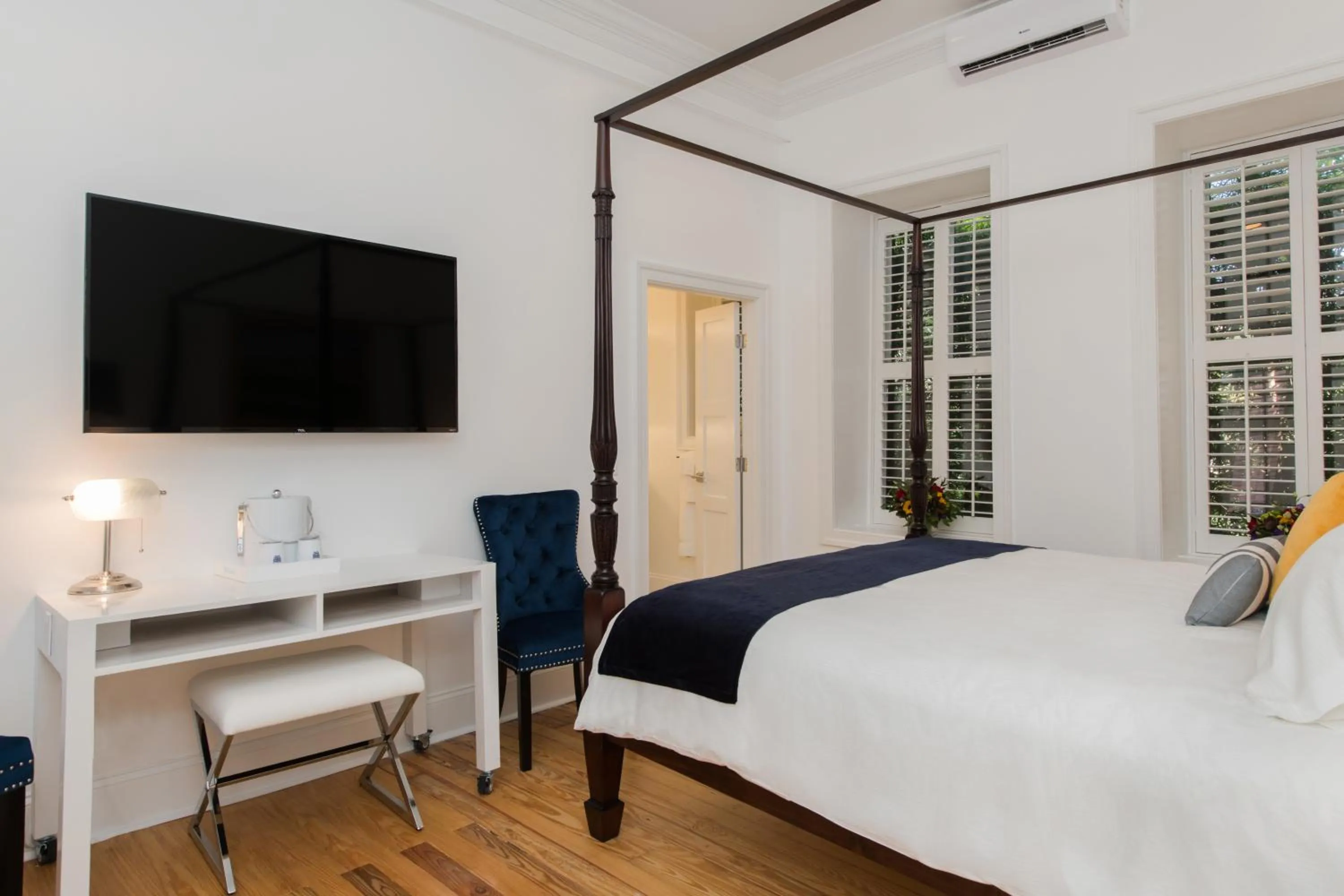 Bedroom, Bed in 20 South Battery