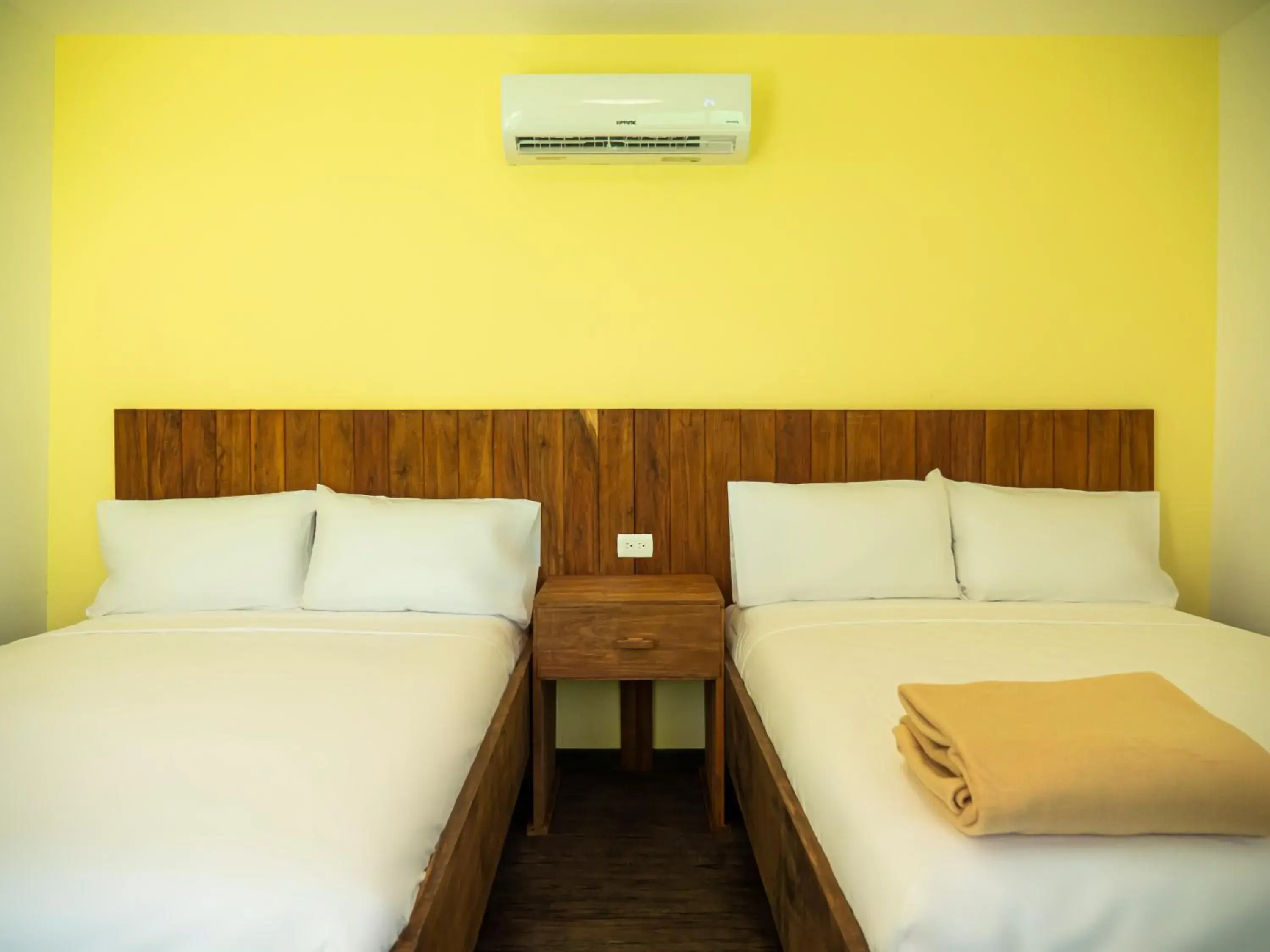 Twin Room with Private Bathroom in Colorbox beds and rooms Twin Room with Private Bathroom in Colorbox beds and rooms