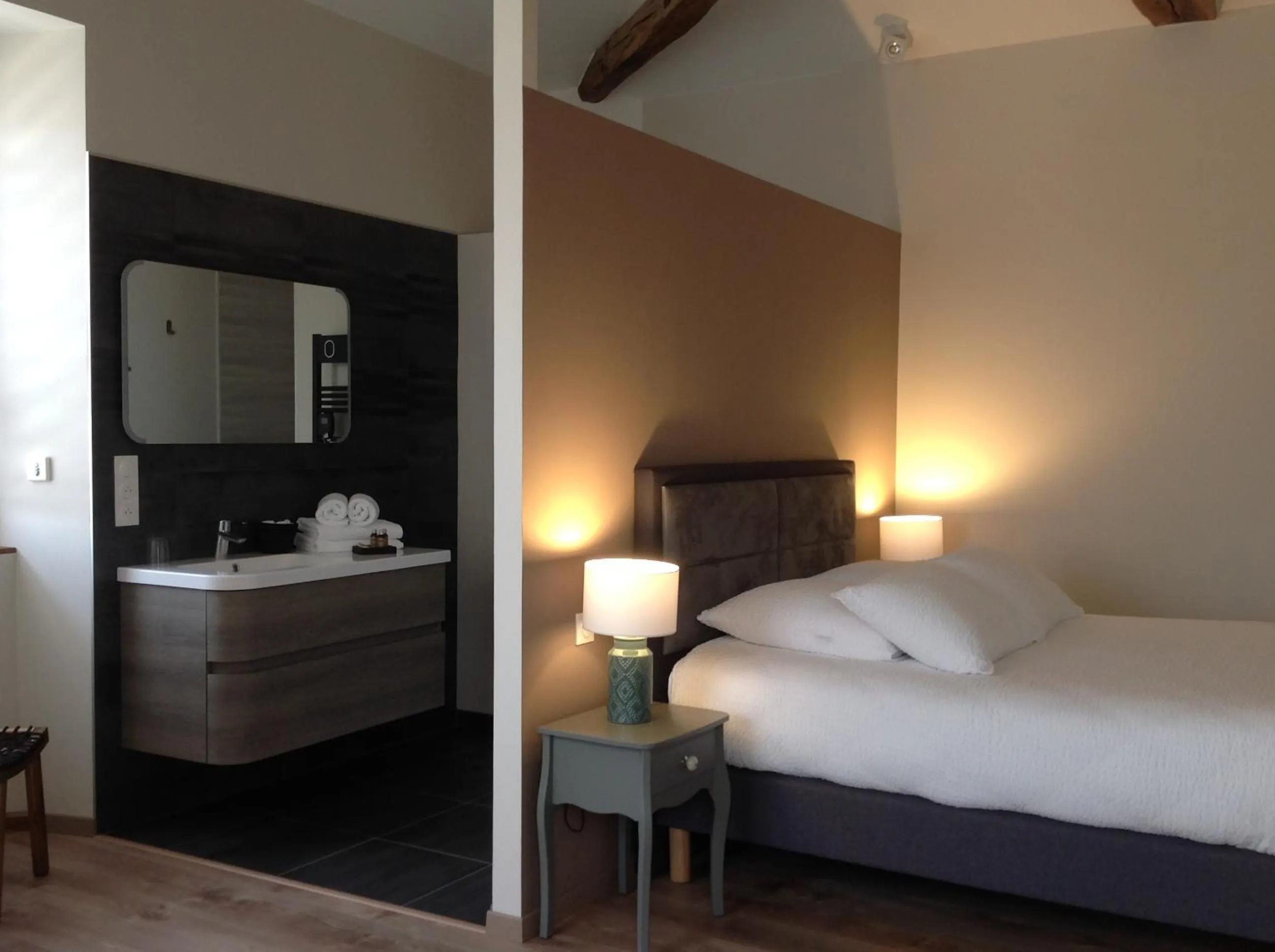 Bedroom, Bed in La Clé du Puy