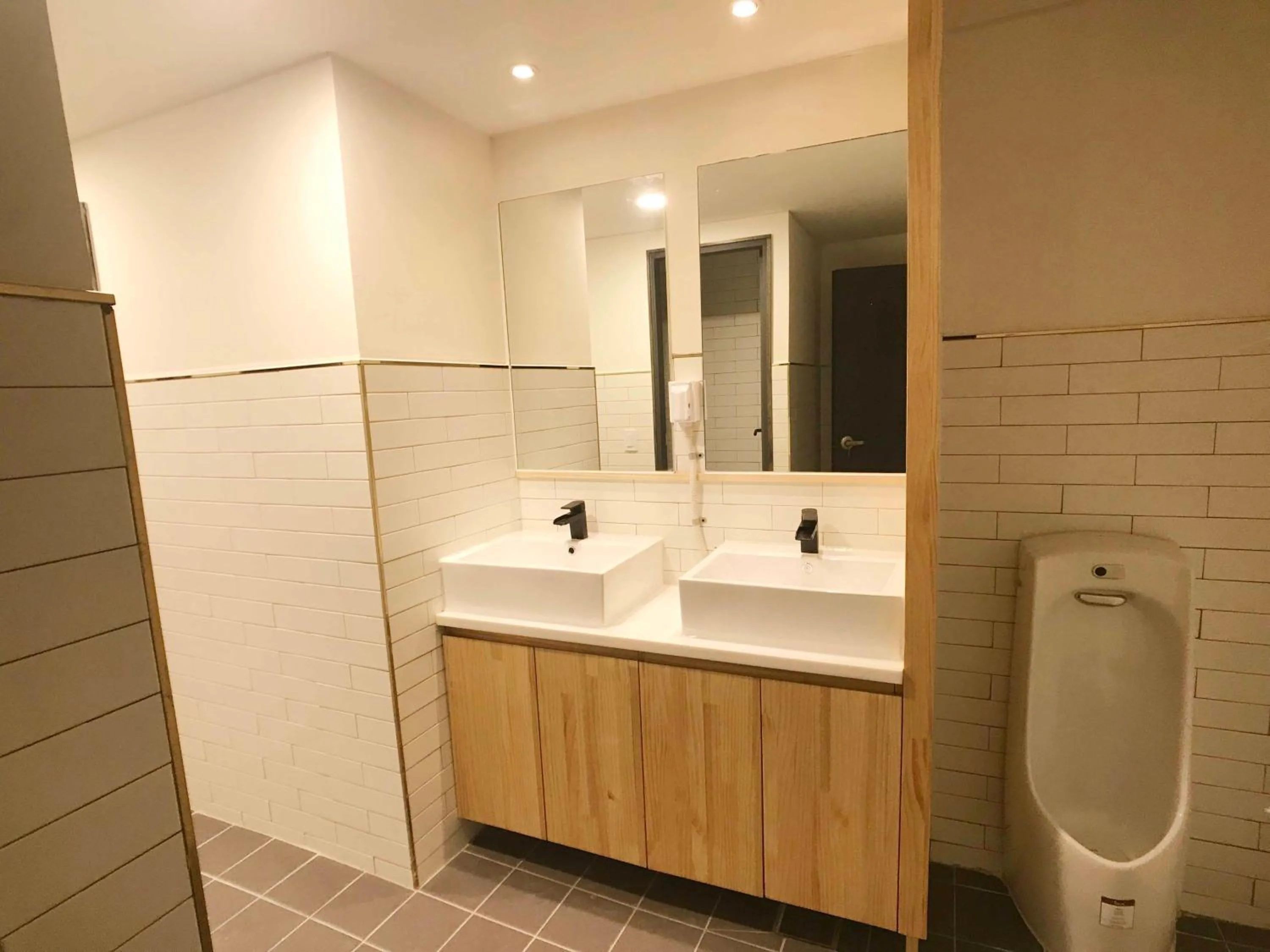 Shower in Seoul Cube Itaewon