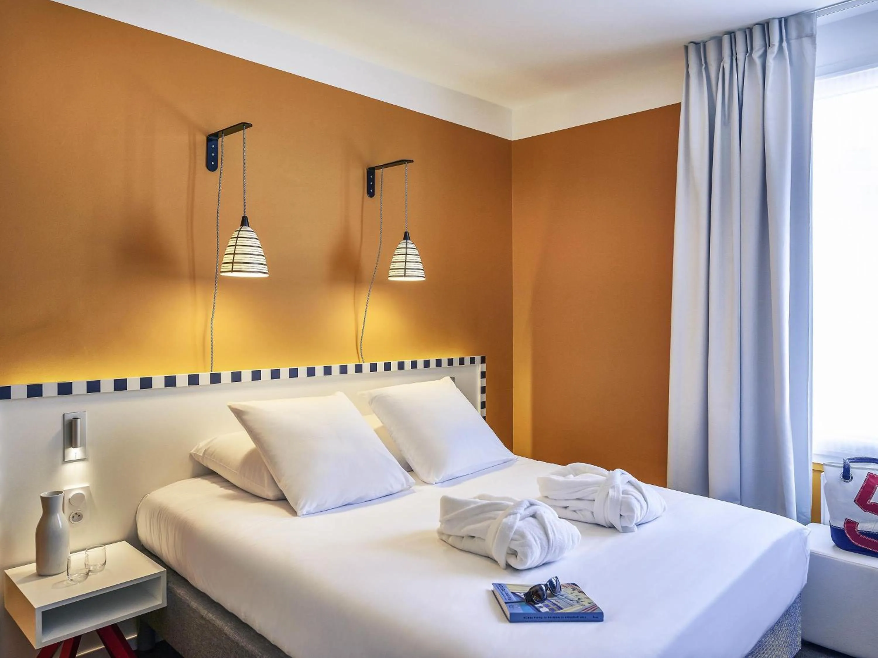 Property building, Bed in Hotel Mercure Brest Centre Les Voyageurs