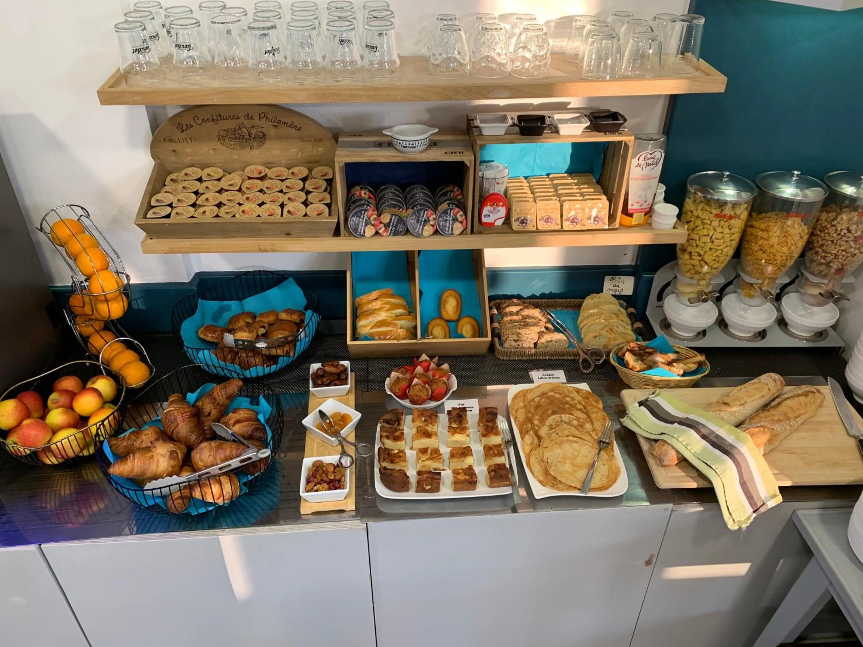 Buffet breakfast in Hôtel Le Goëlo - Port de Paimpol