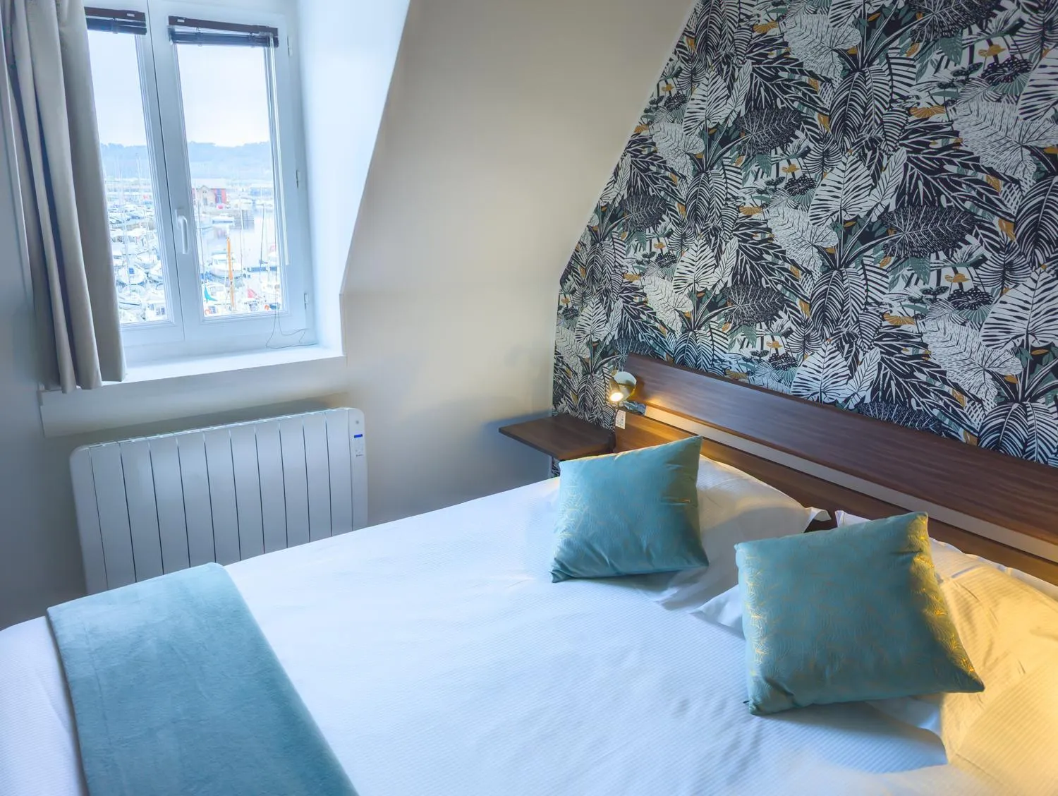 Bed in Hôtel Le Goëlo - Port de Paimpol