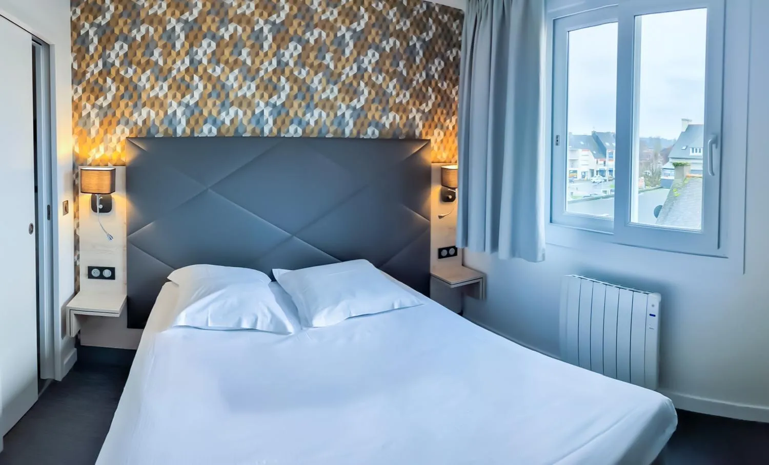 Bed in Hôtel Le Goëlo - Port de Paimpol