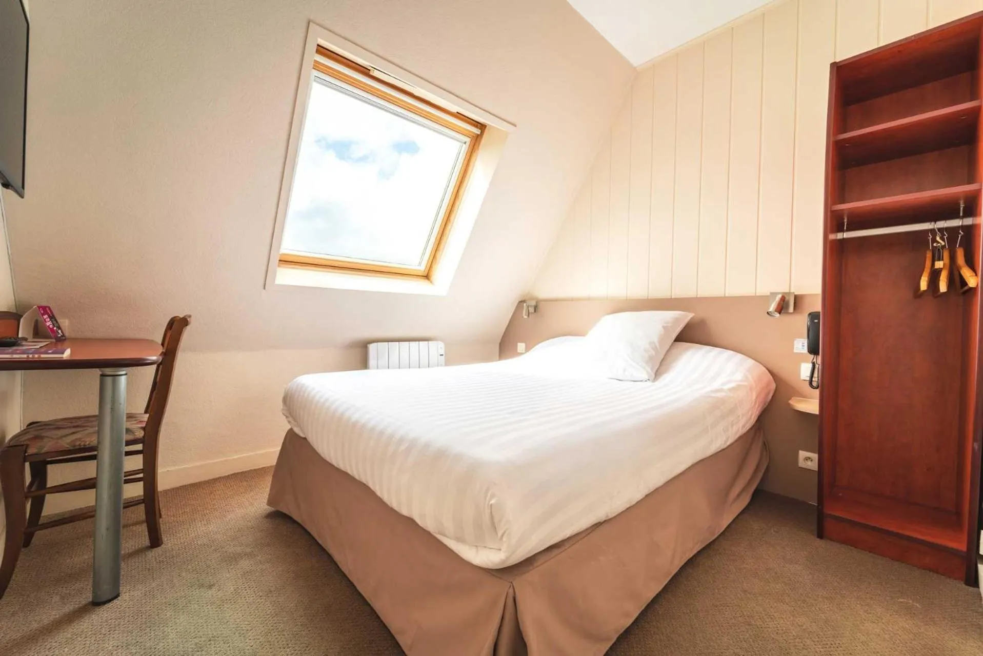 Photo of the whole room, Bed in Hôtel Le Goëlo - Port de Paimpol