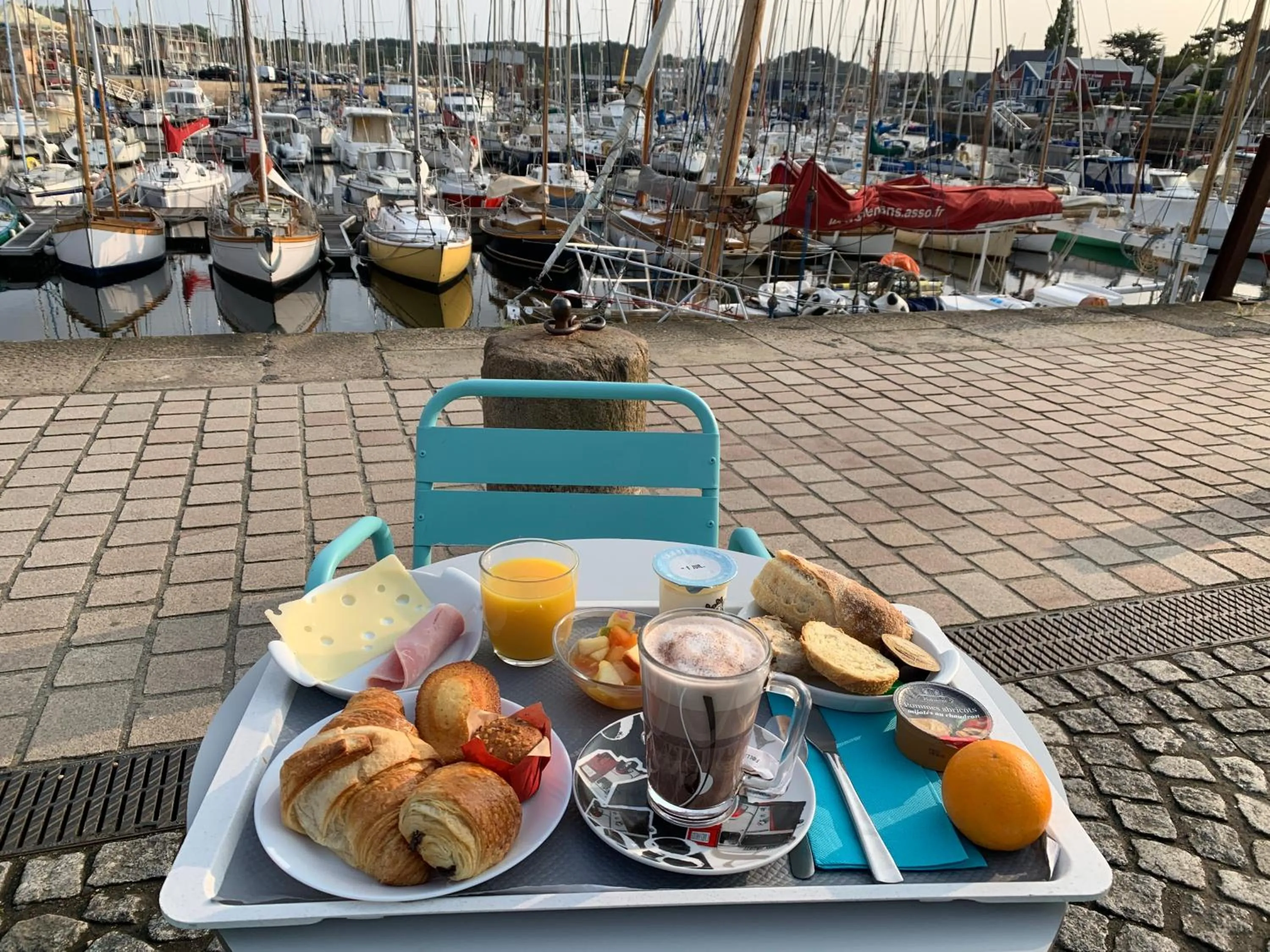 Patio in Hôtel Le Goëlo - Port de Paimpol