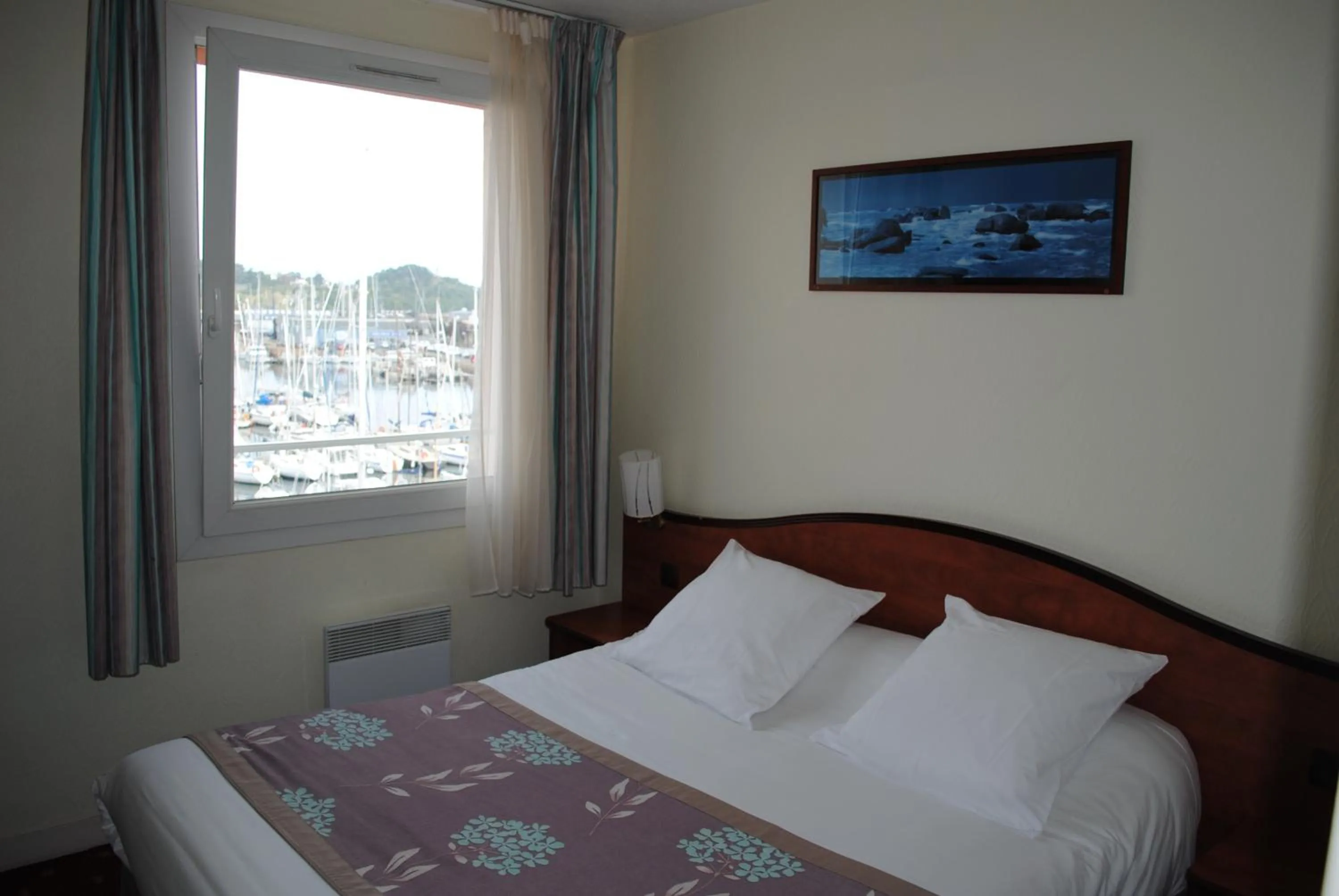 Photo of the whole room, Bed in Hôtel Le Goëlo - Port de Paimpol