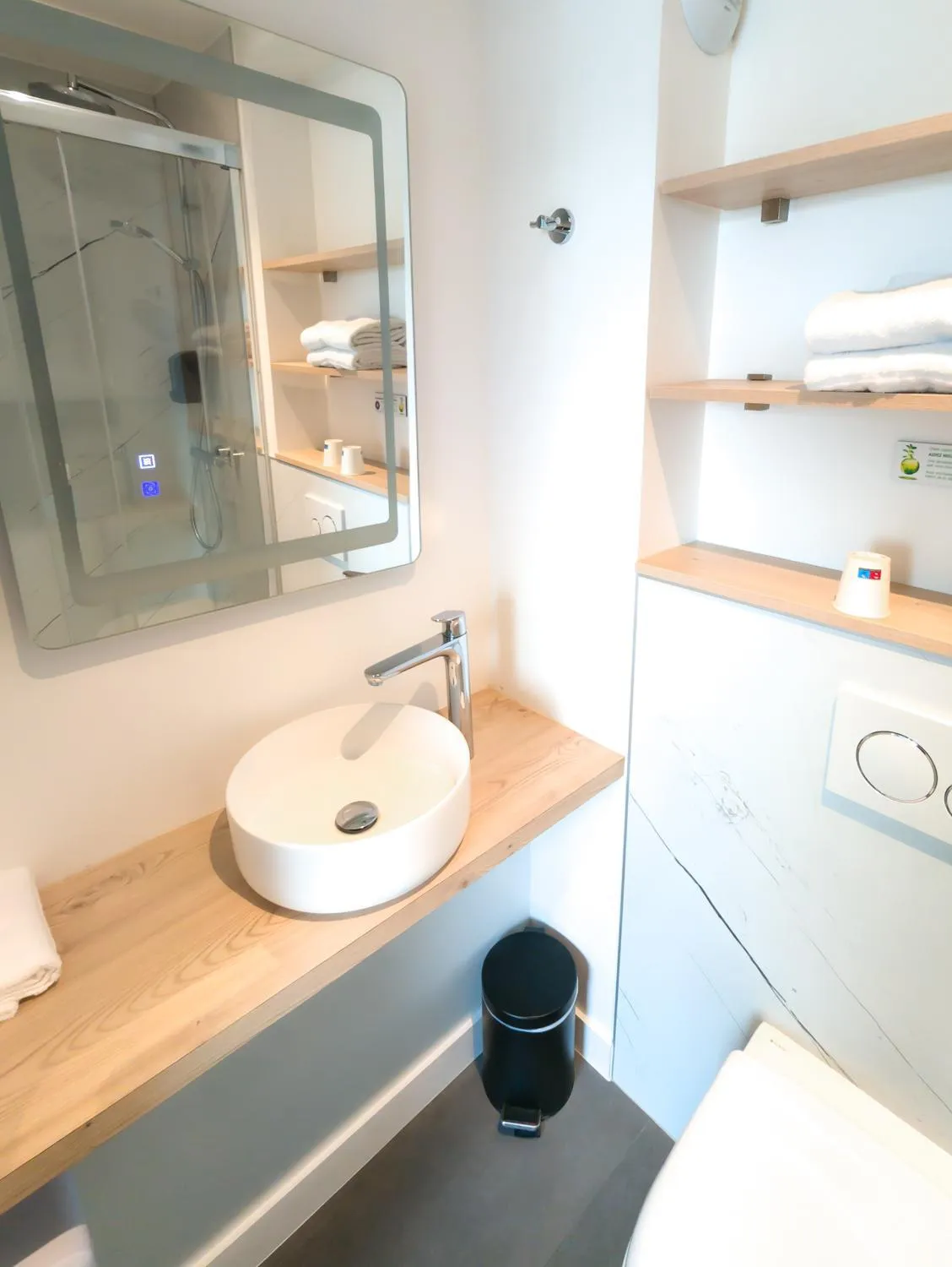 Shower in Hôtel Le Goëlo - Port de Paimpol