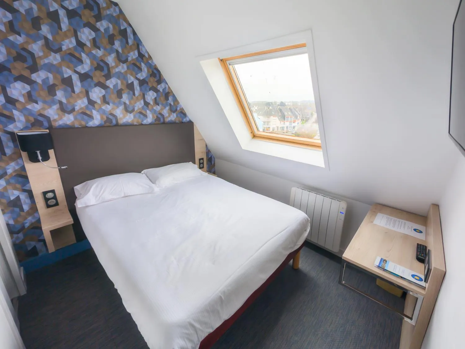 Bed in Hôtel Le Goëlo - Port de Paimpol