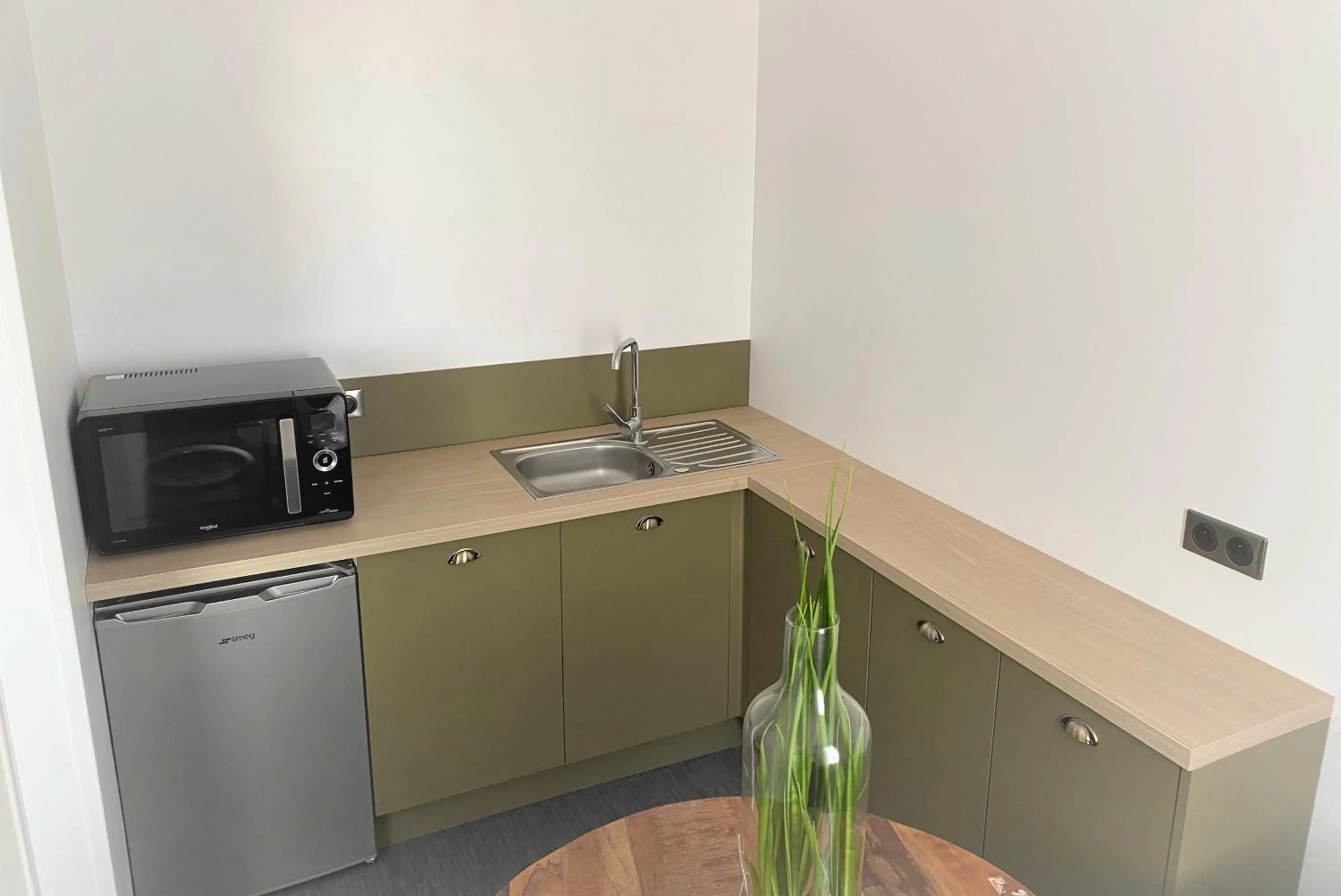 Kitchen or kitchenette in Hôtel Le Goëlo - Port de Paimpol