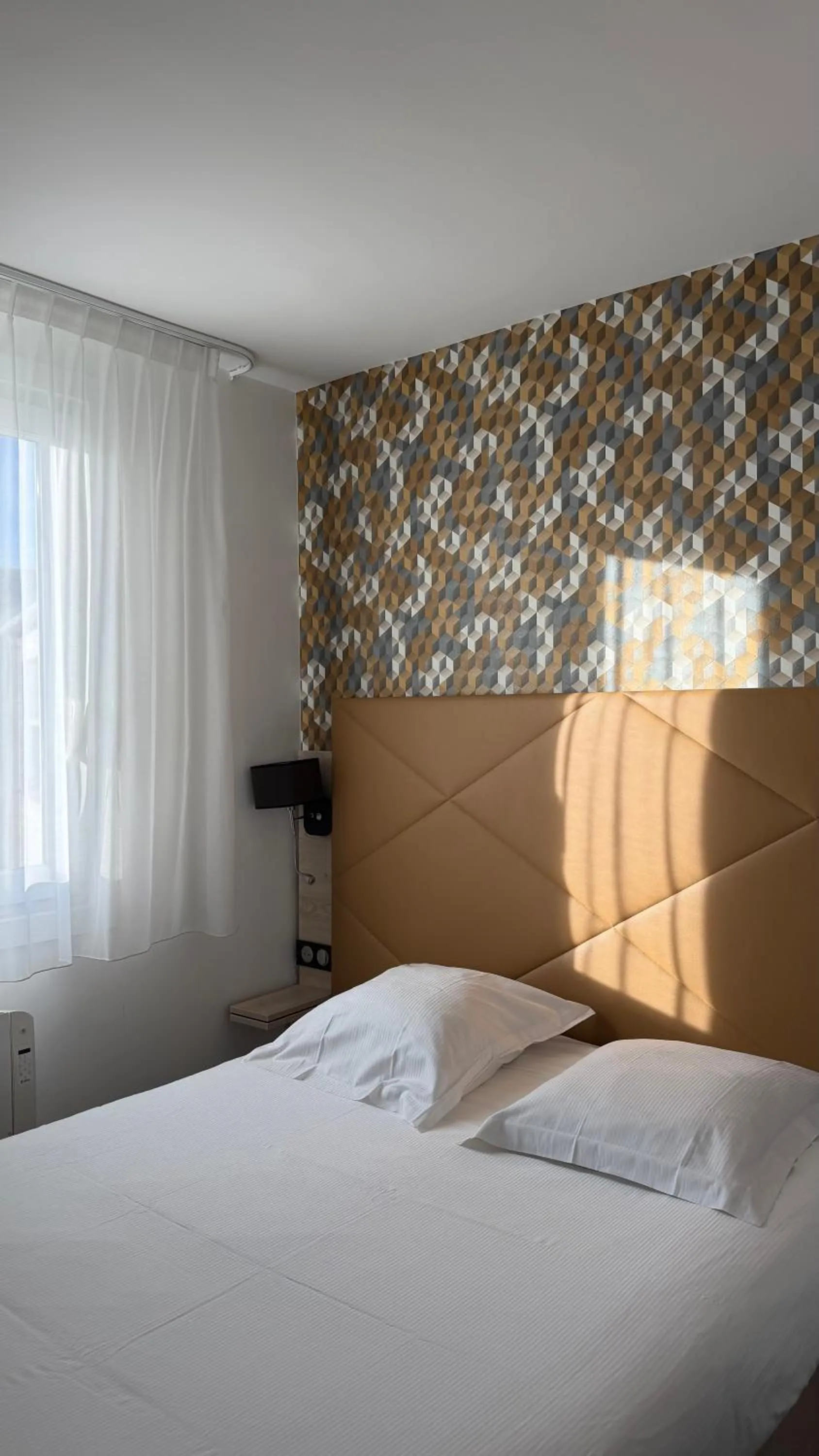 Bed in Hôtel Le Goëlo - Port de Paimpol