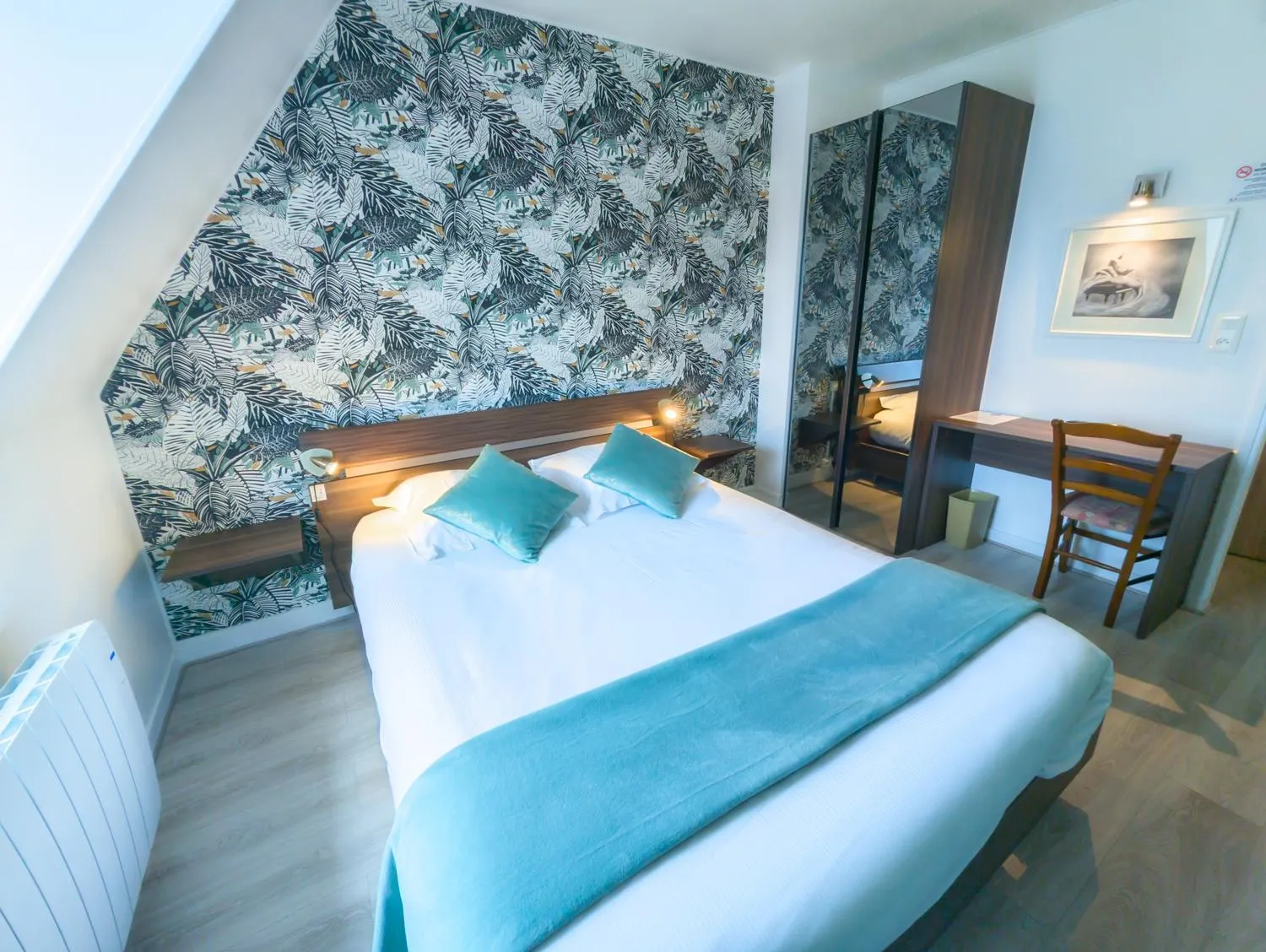 Bed in Hôtel Le Goëlo - Port de Paimpol