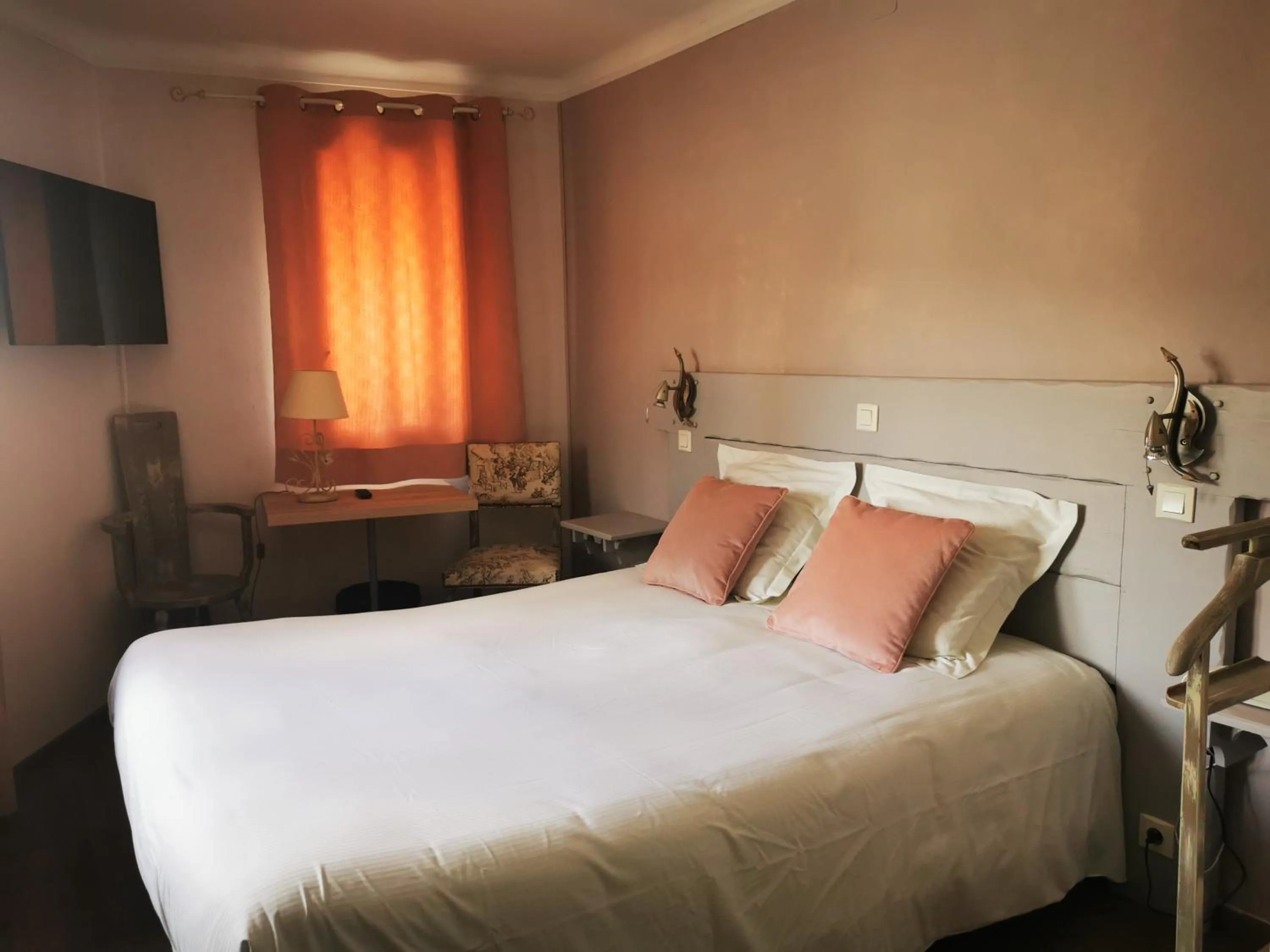 Property building, Bed in Logis Hotel Restaurant Planes