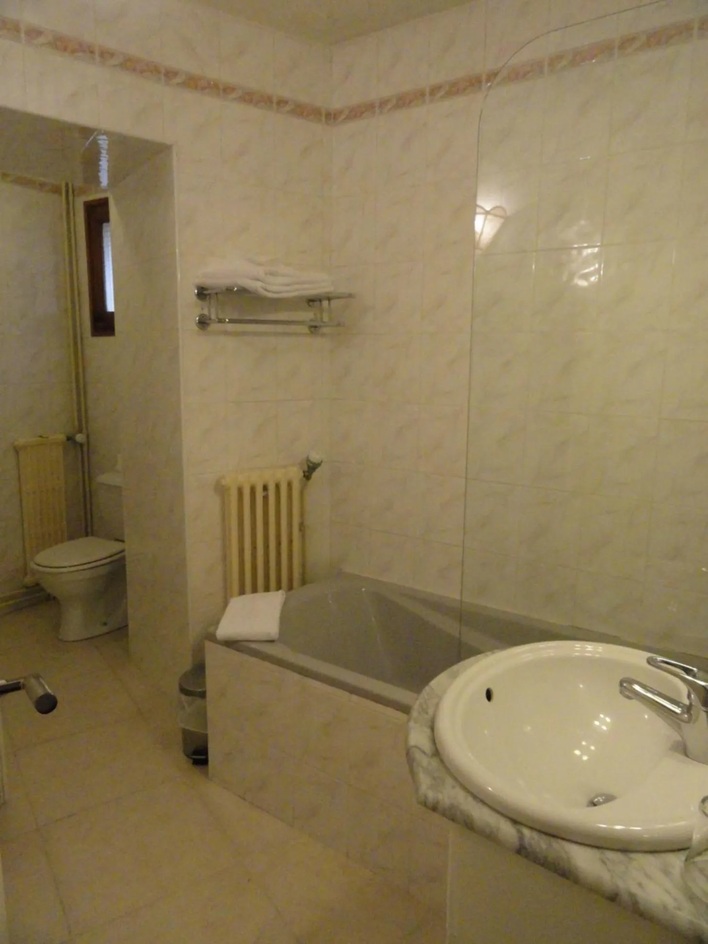 Bathroom in Logis Hotel Restaurant Planes