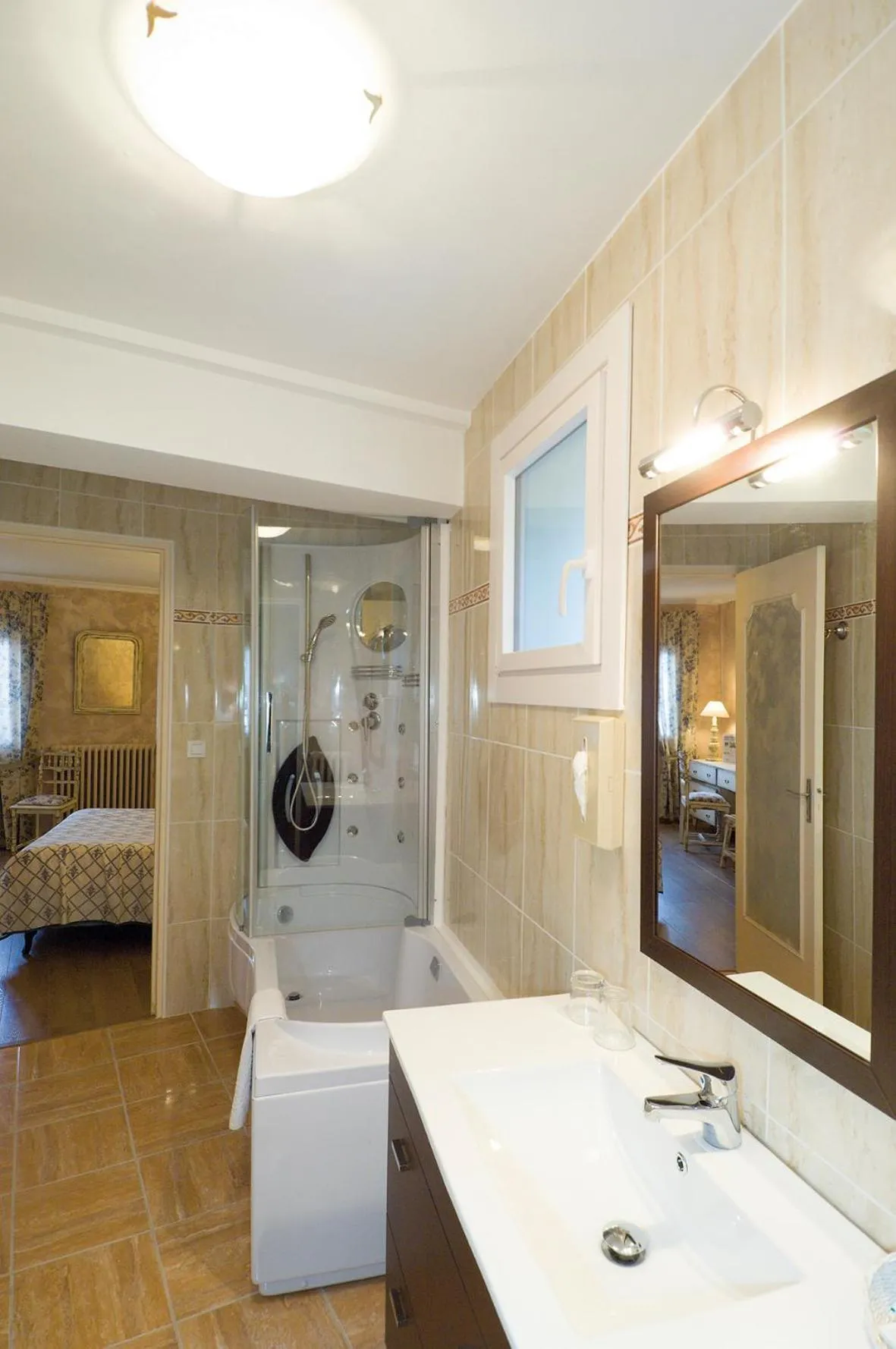 Bathroom, Bed in Logis Hotel Restaurant Planes