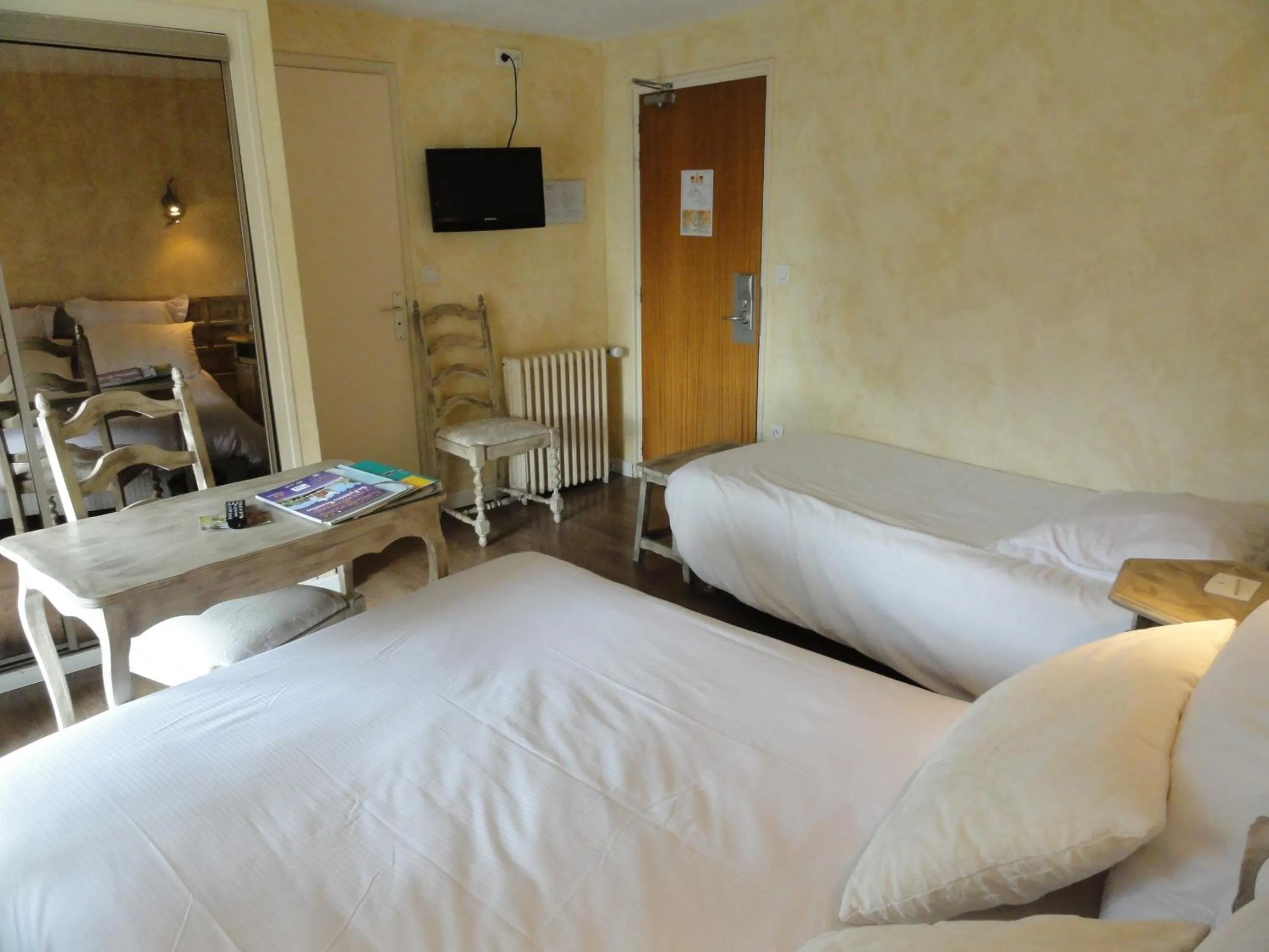 Bed in Logis Hotel Restaurant Planes