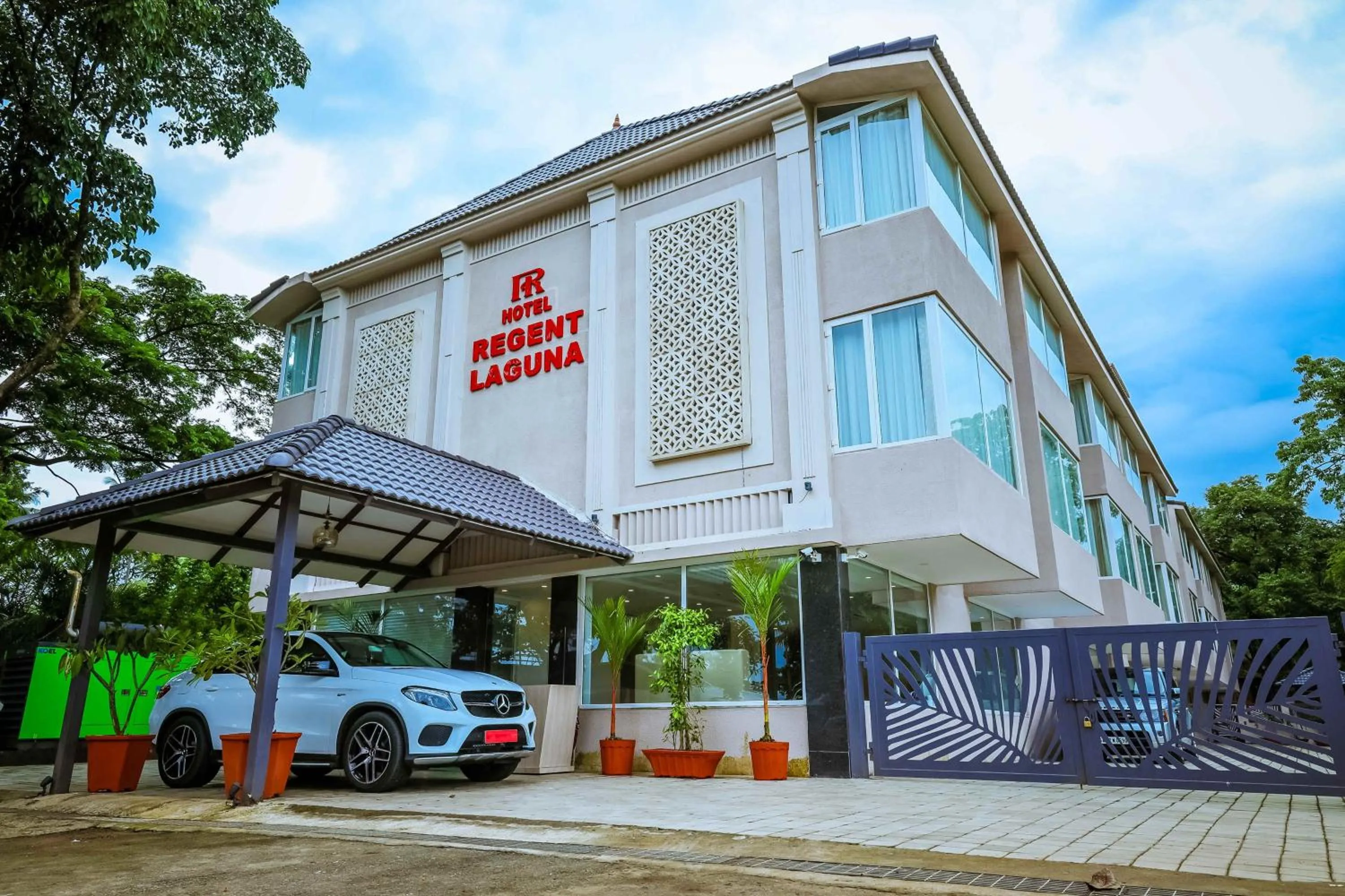 Property building in Hotel Regent Laguna