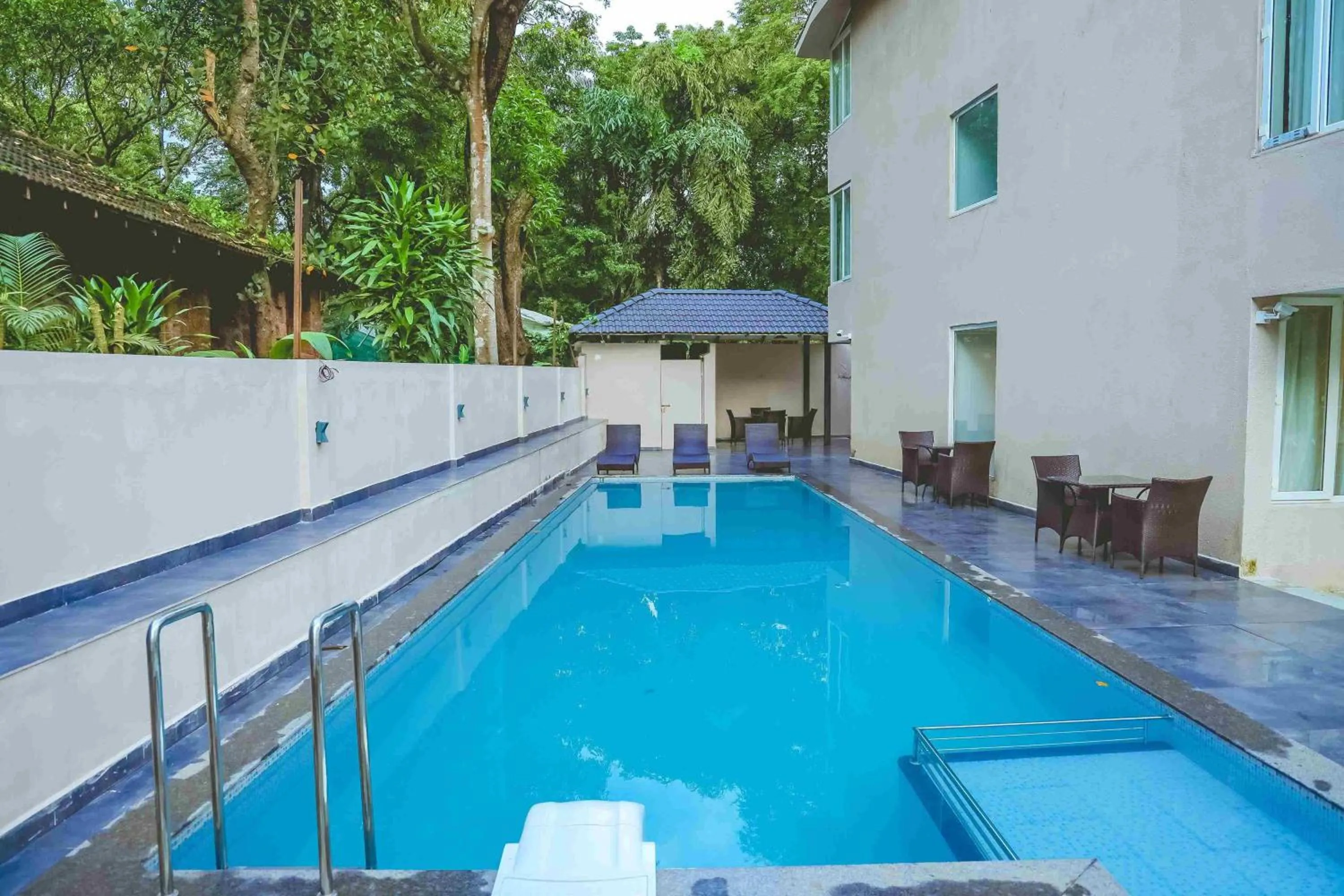 Swimming pool in Hotel Regent Laguna