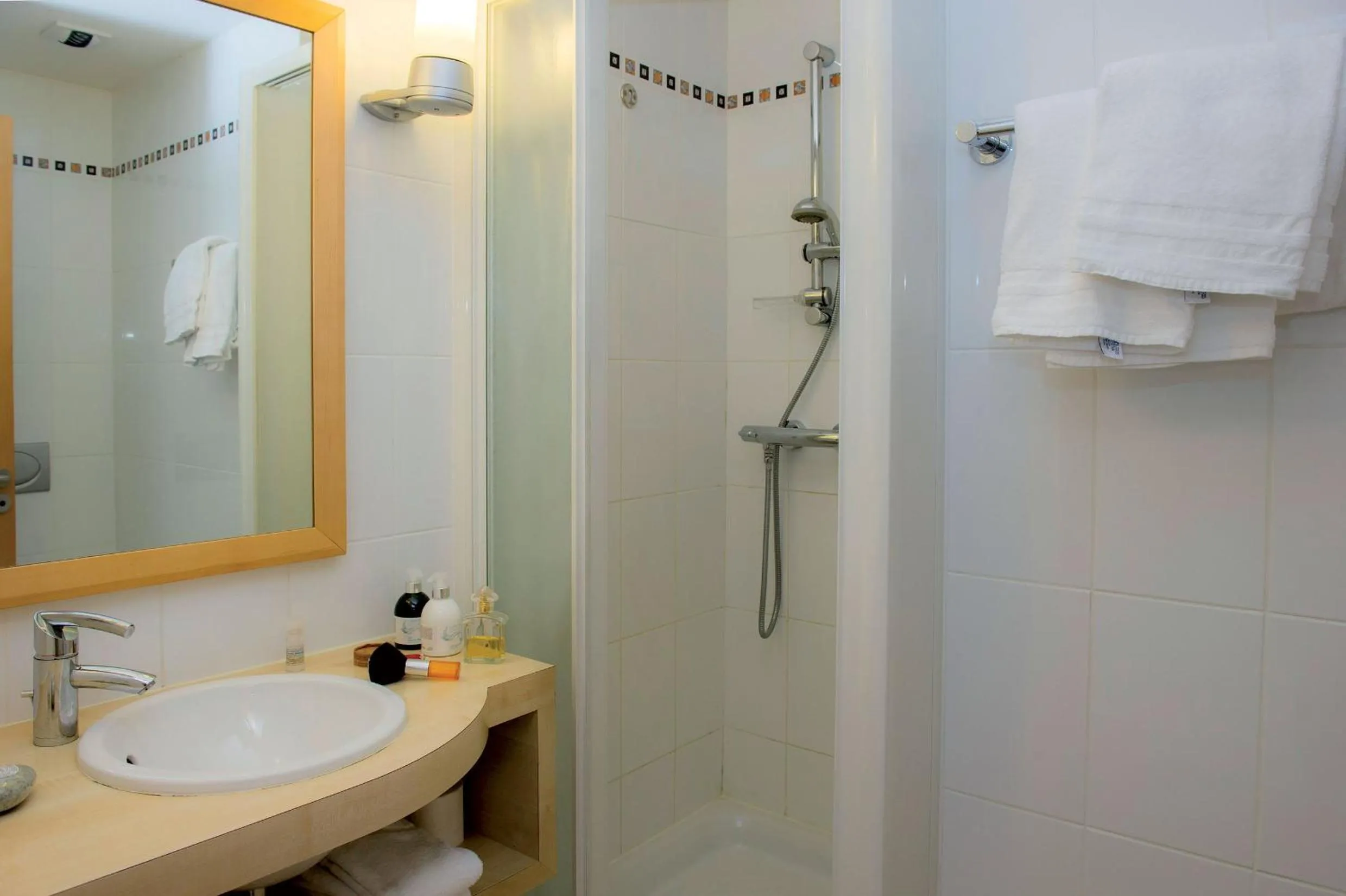 Bathroom in Hôtel Vacances Bleues Villa Caroline