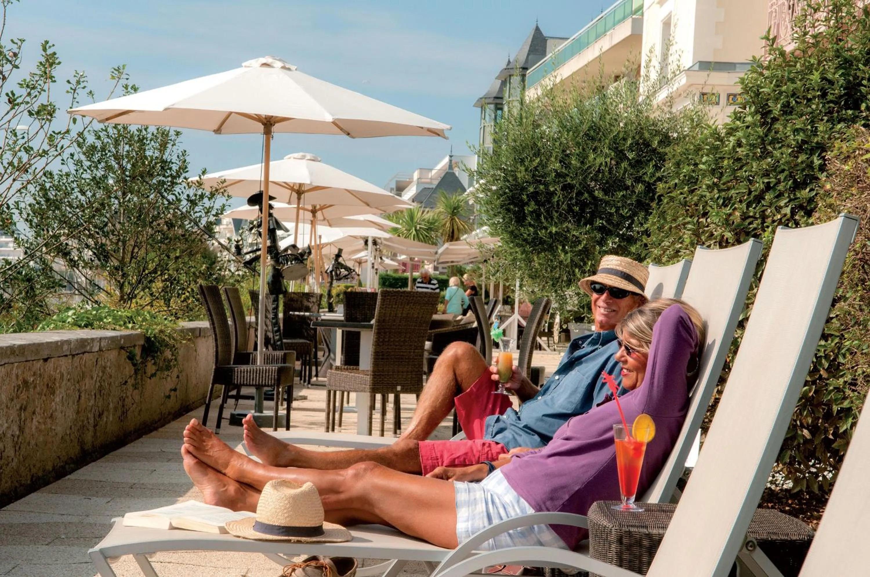 Garden in Hôtel Vacances Bleues Villa Caroline