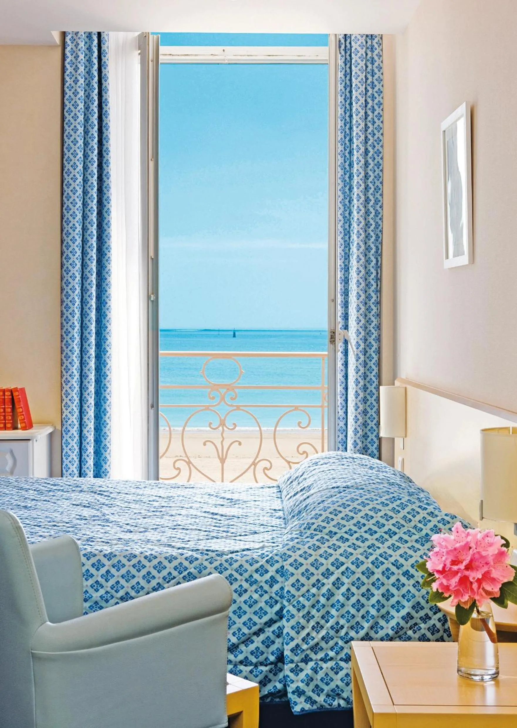 Bed in Hôtel Vacances Bleues Villa Caroline