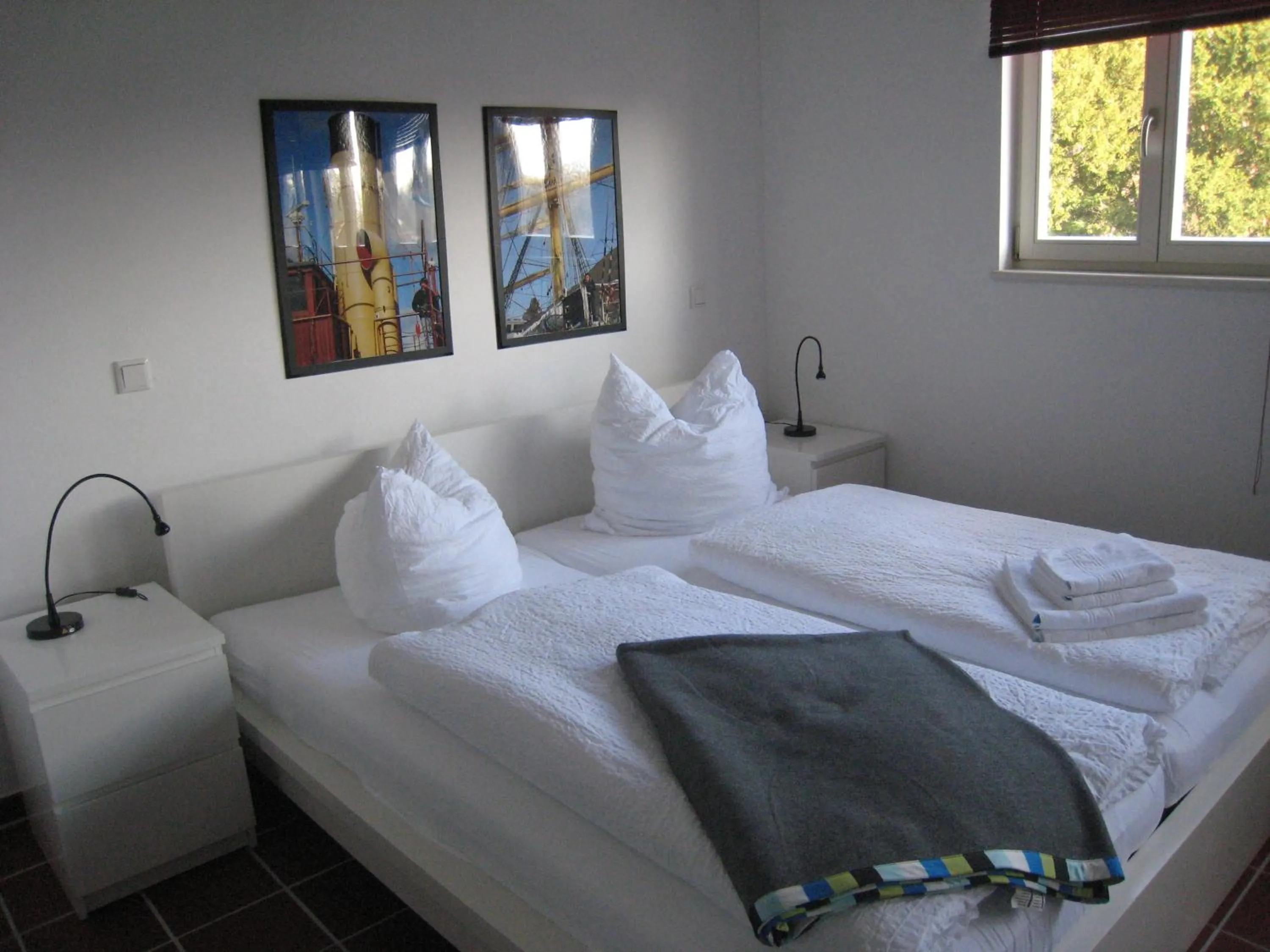 Photo of the whole room, Bed in To`n Schlagboom