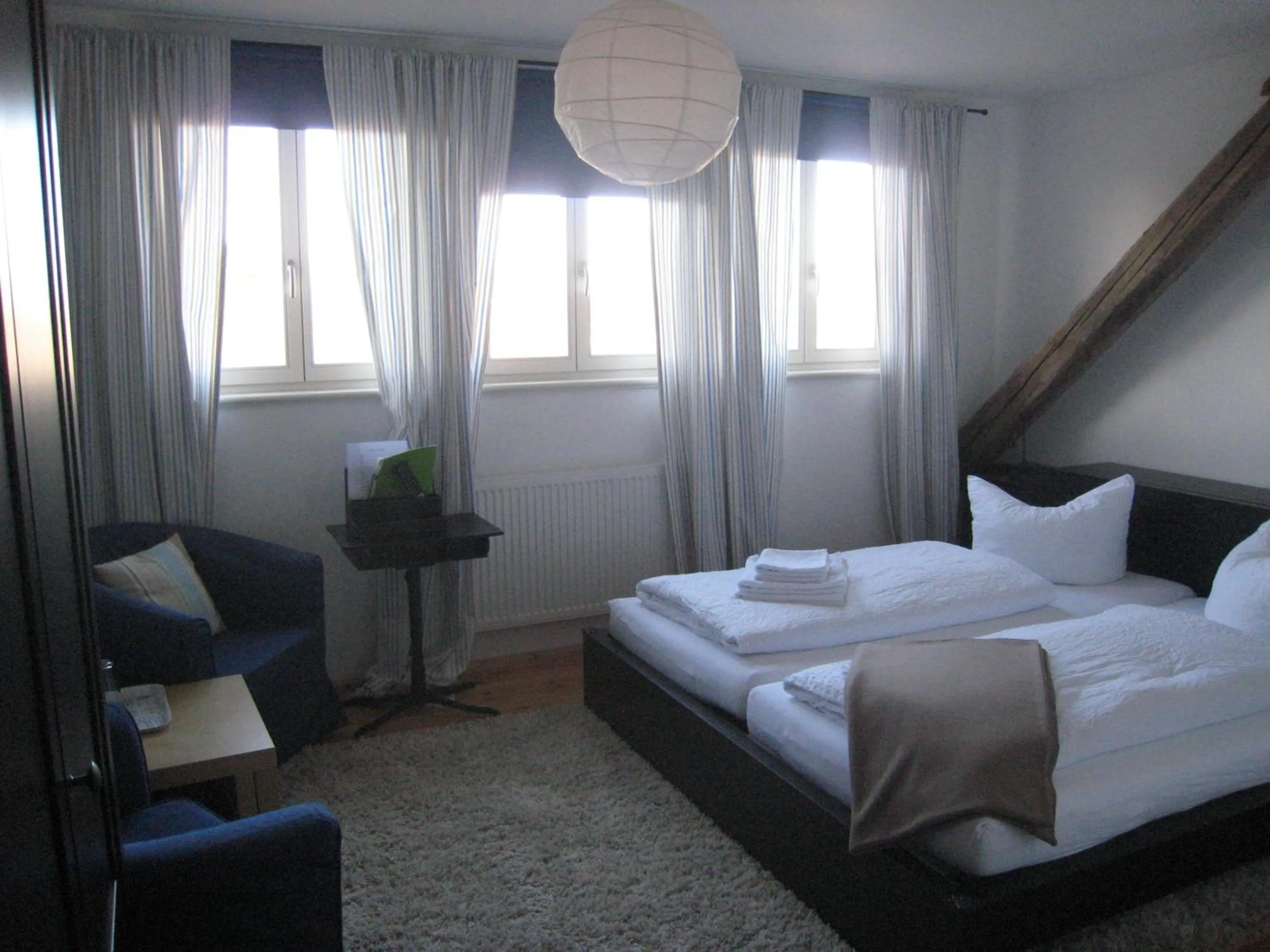 Photo of the whole room, Bed in To`n Schlagboom