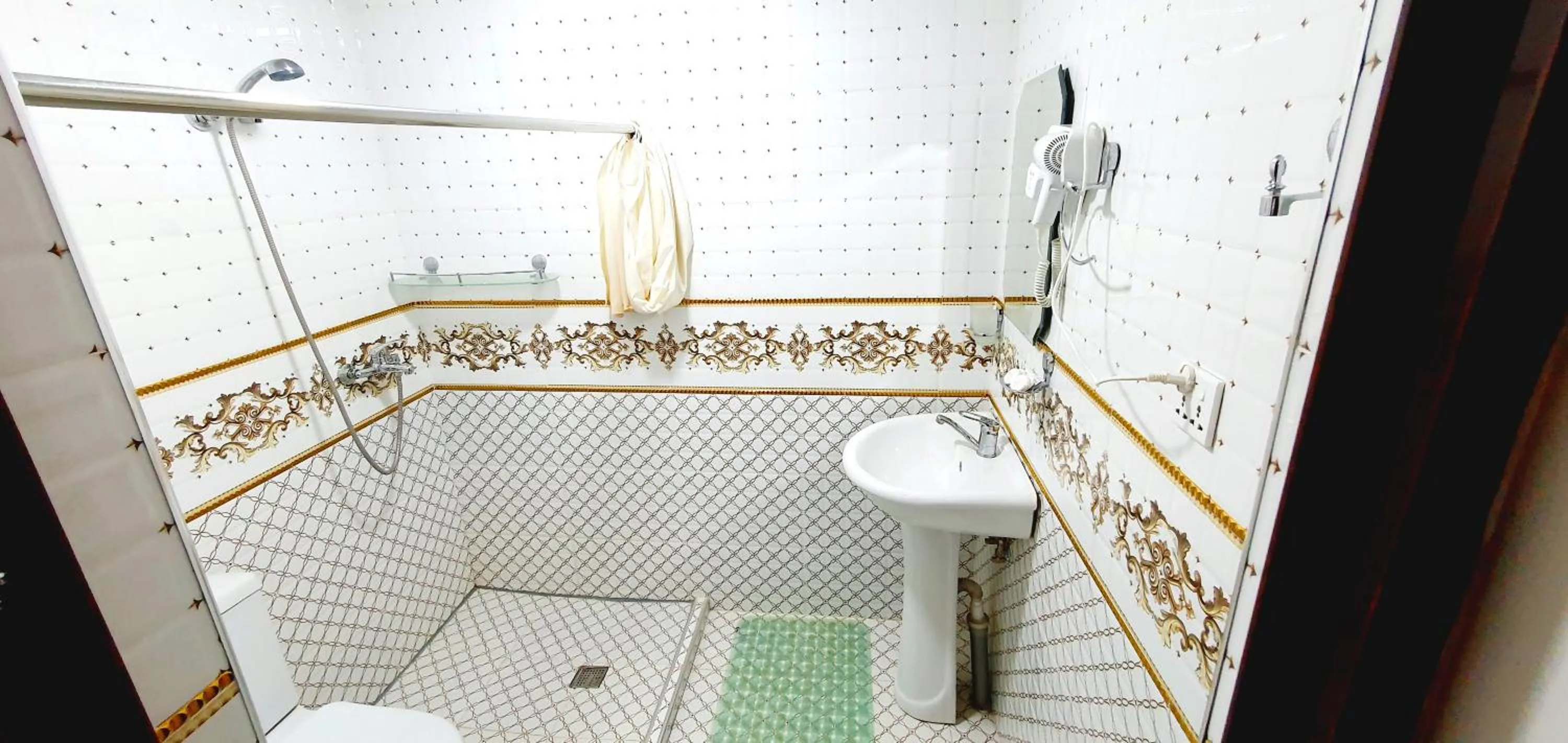 Shower in Samarkand City Center Hotel