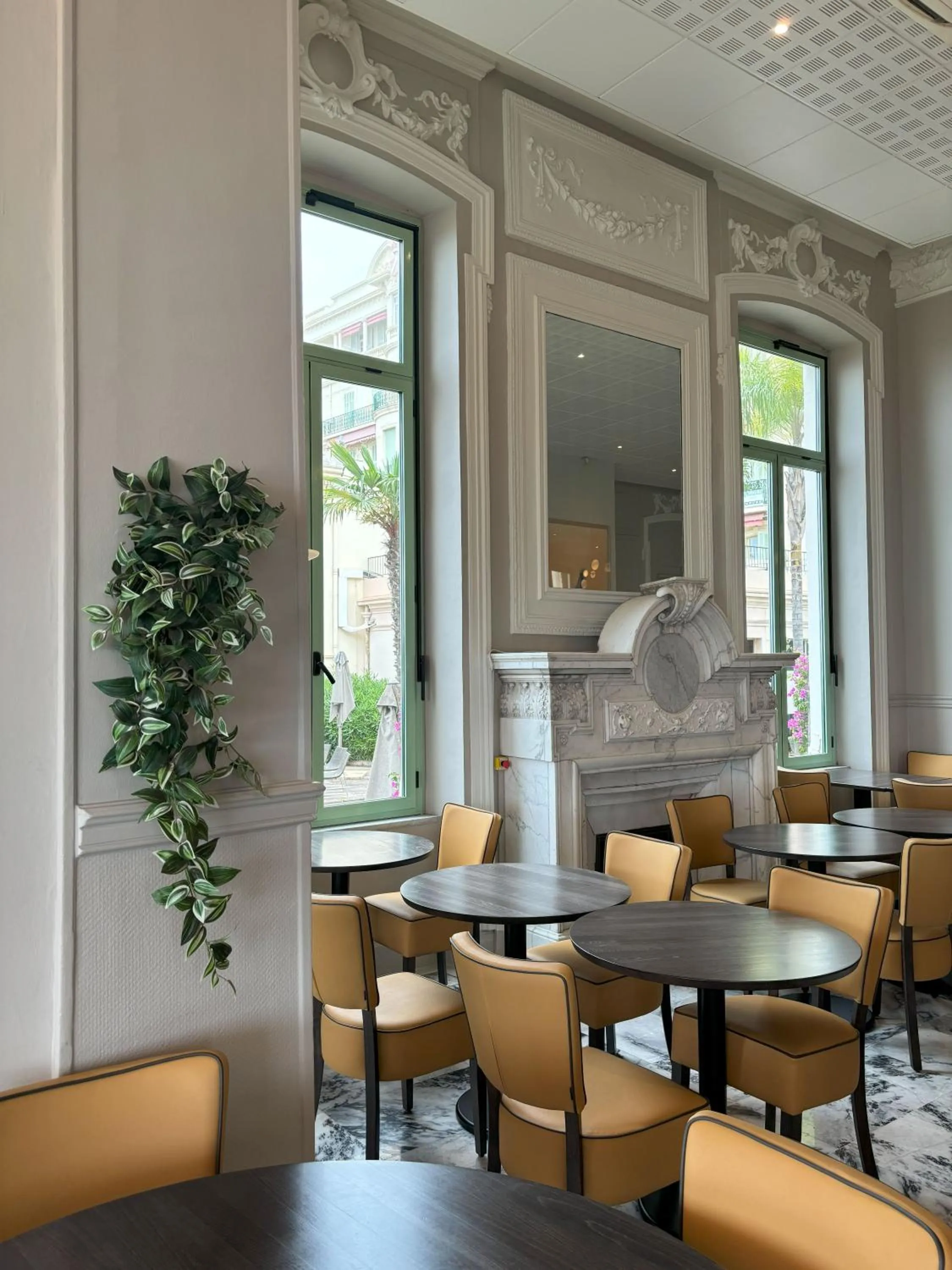 Restaurant/places to eat in Hôtel Vacances Bleues Balmoral