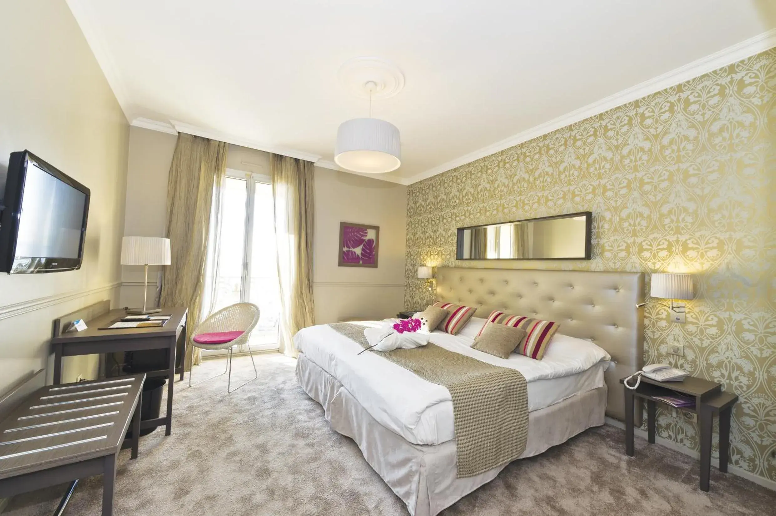 Superior Double or Twin Room with Sea View in Hôtel Le Royal Promenade des Anglais Superior Double or Twin Room with Sea View in Hôtel Le Royal Promenade des Anglais