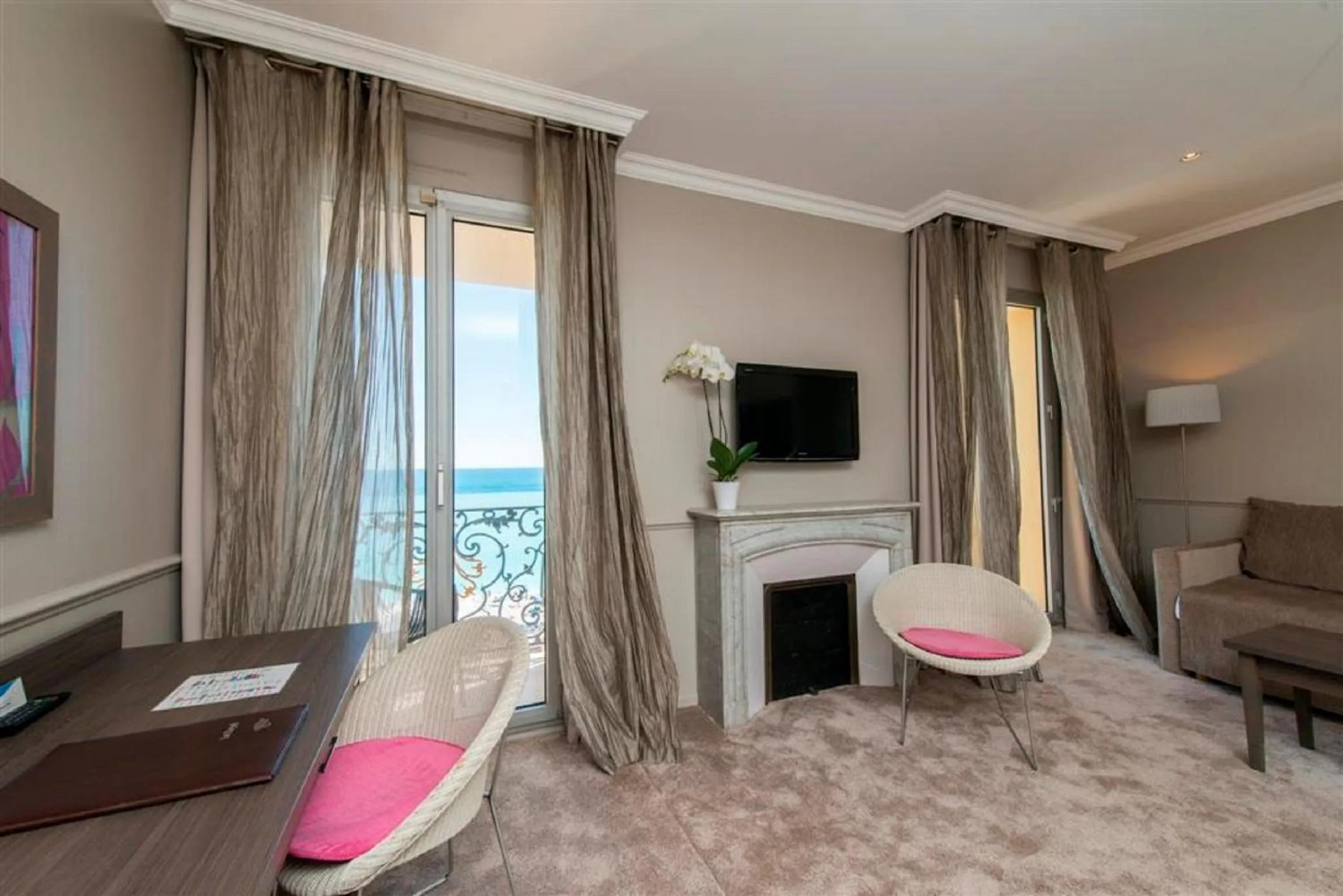 Seating area in Hôtel Le Royal Promenade des Anglais