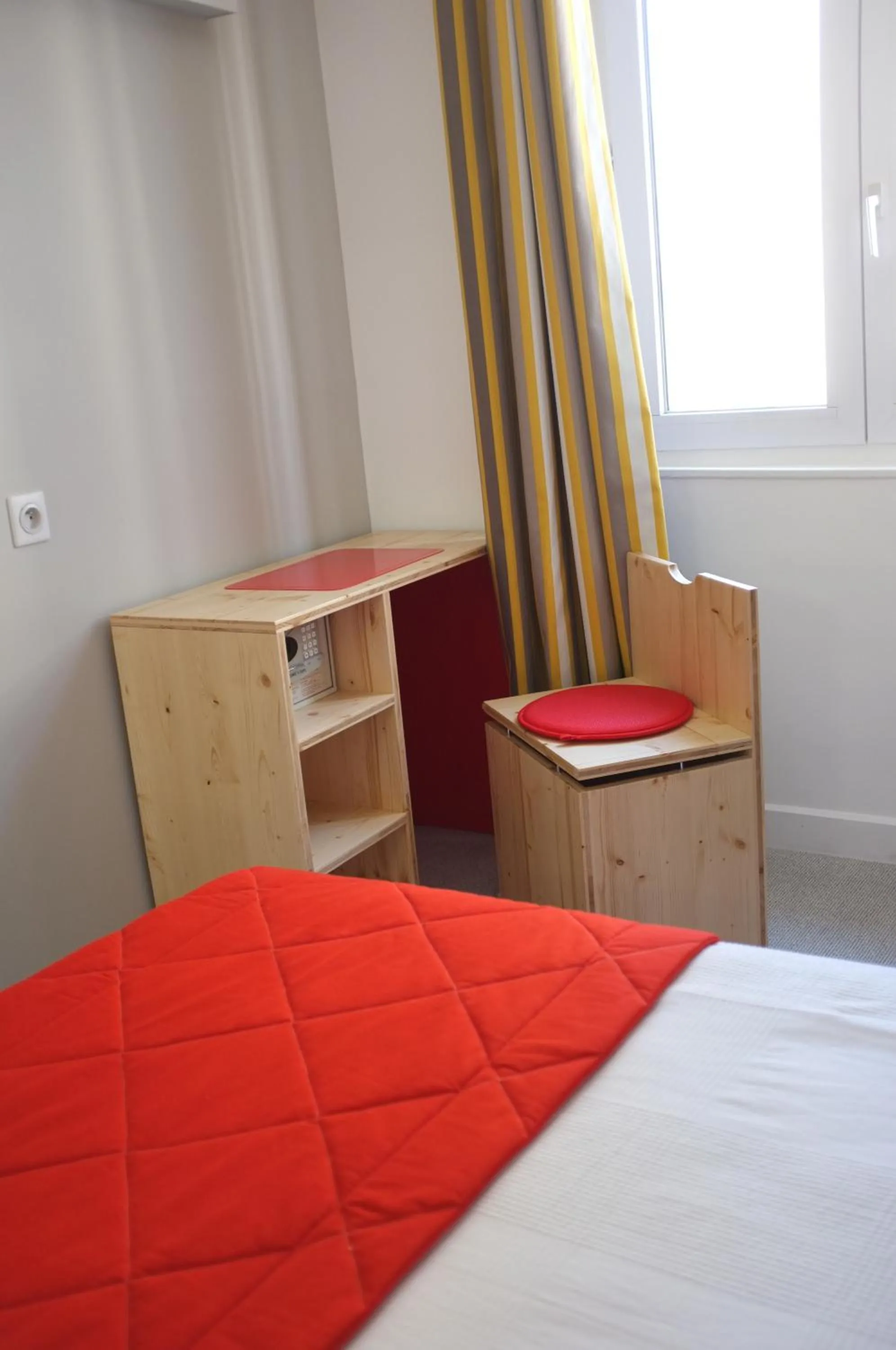 Photo of the whole room, Bed in Hôtel Hermès