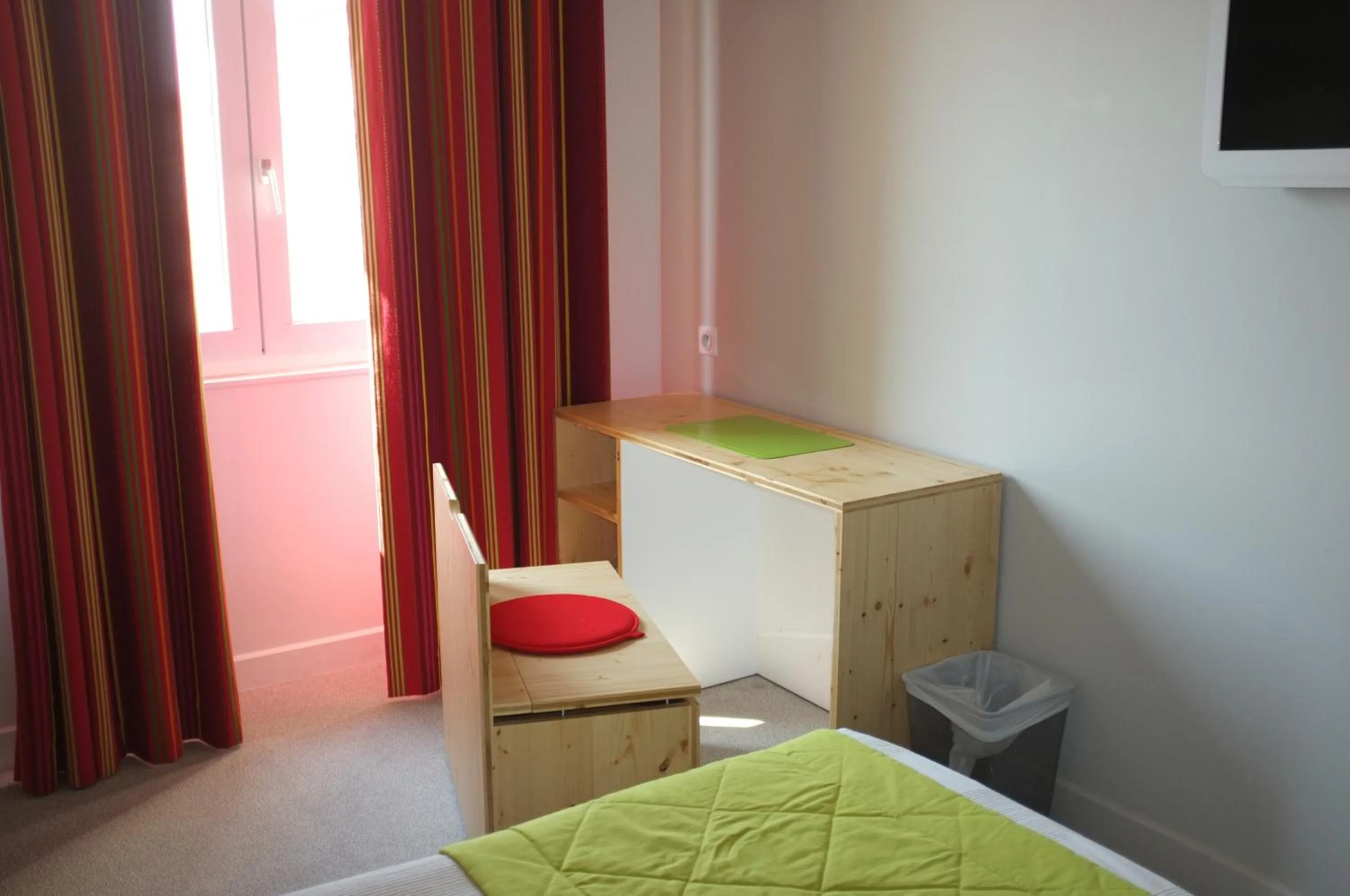 Photo of the whole room, Bed in Hôtel Hermès