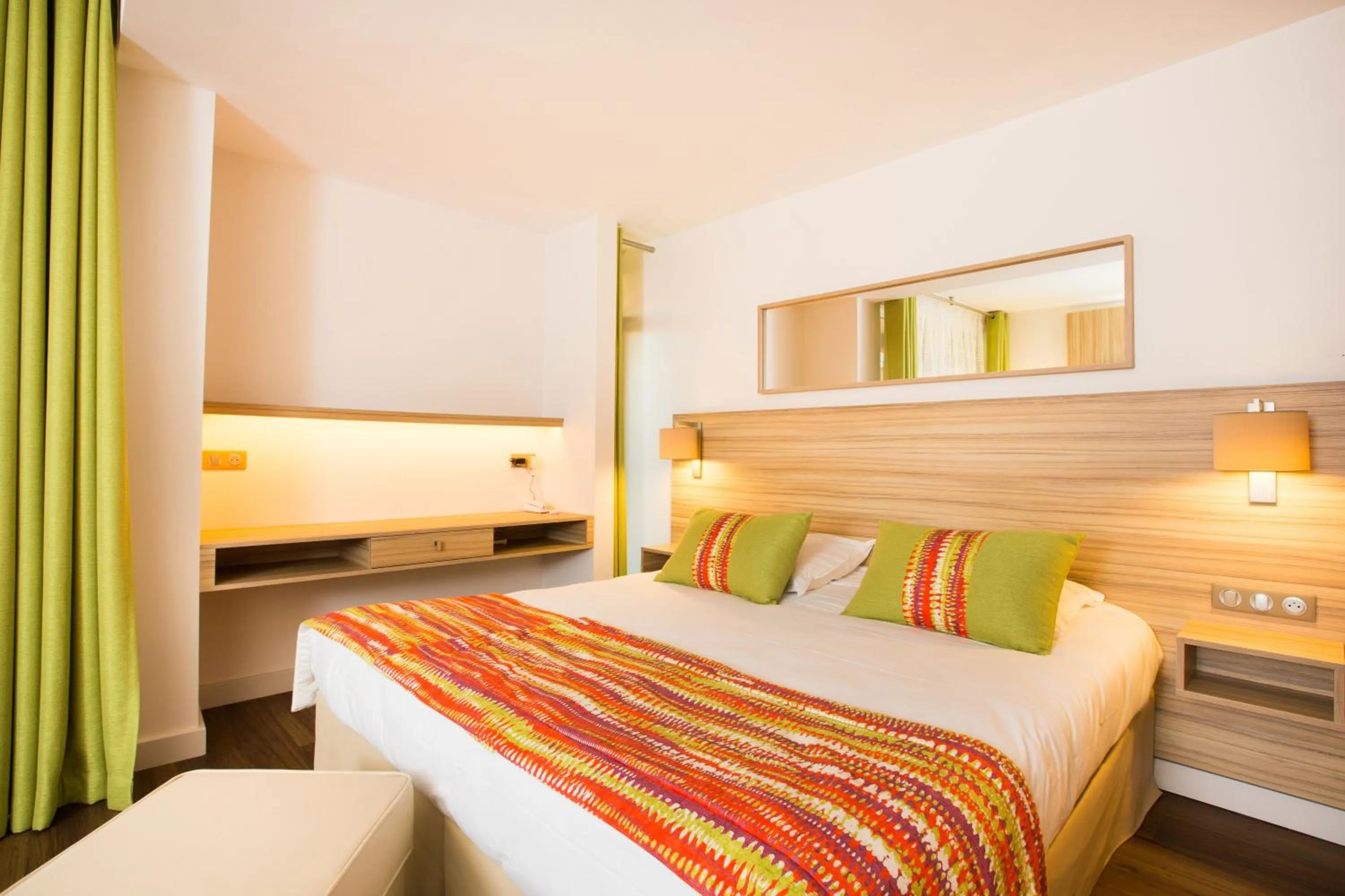 Bedroom, Bed in Hôtel Vacances Bleues Delcloy